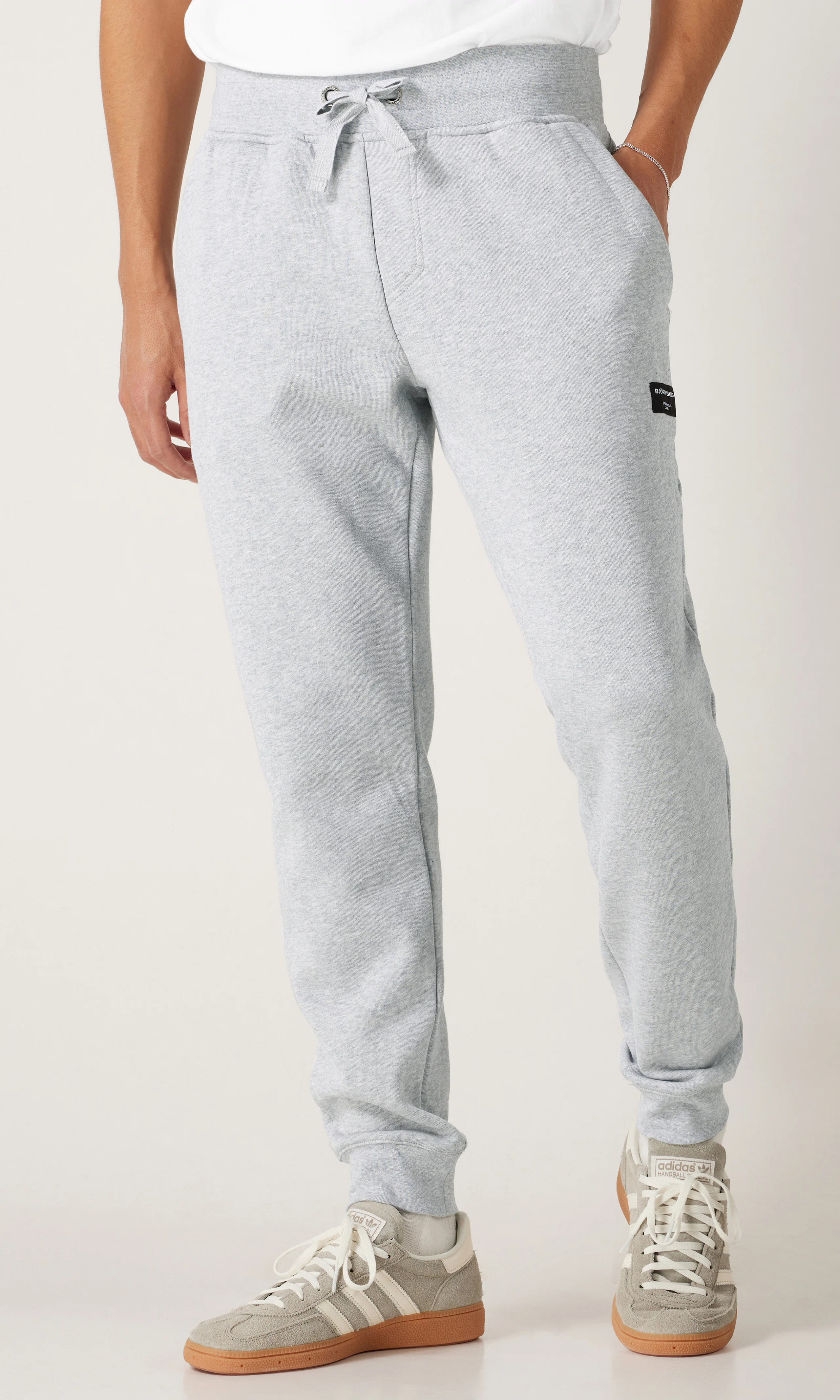 Centre Tapered Grå Sweatpant. Front. Model.