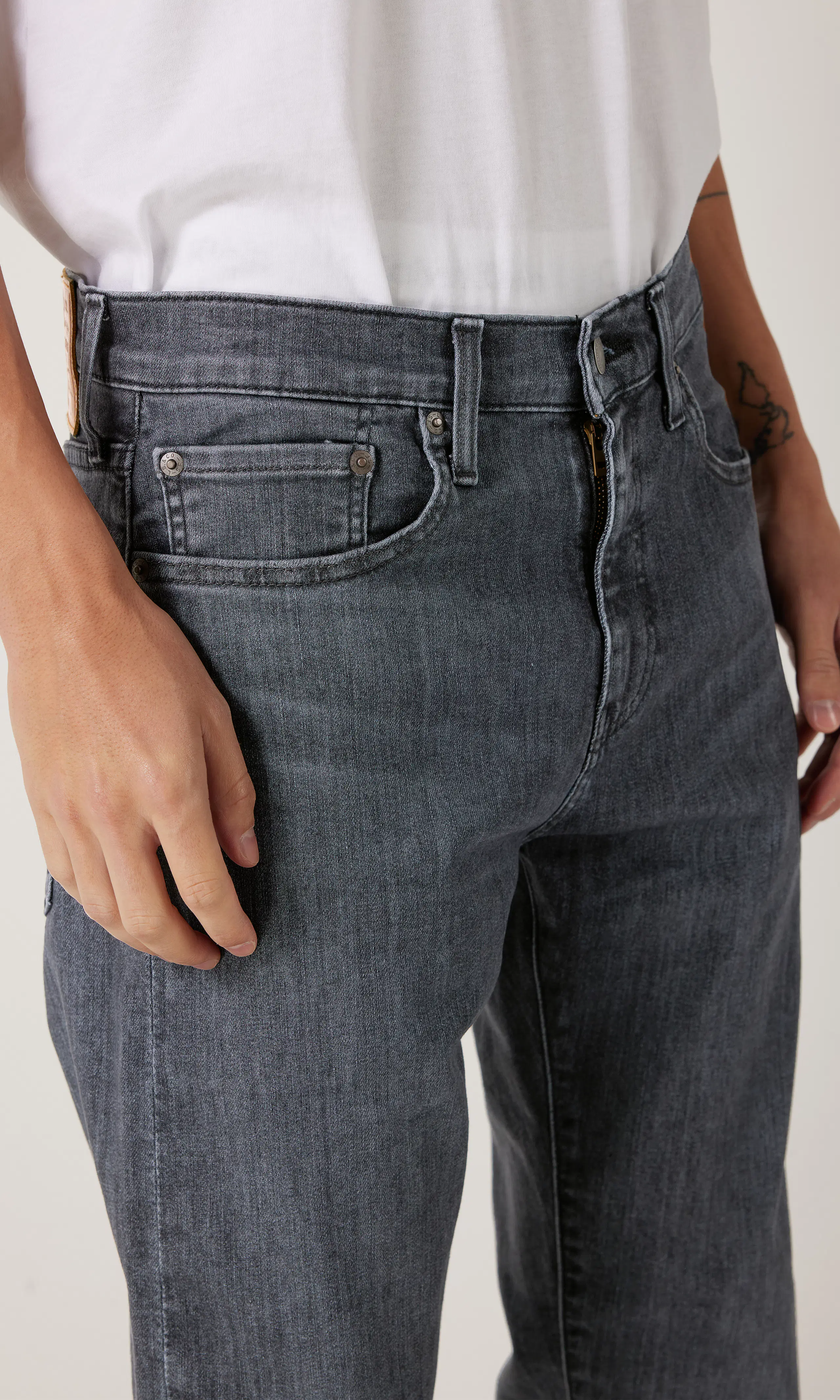 502™ Tapered Mustat Farkut. Detail 2. Model.