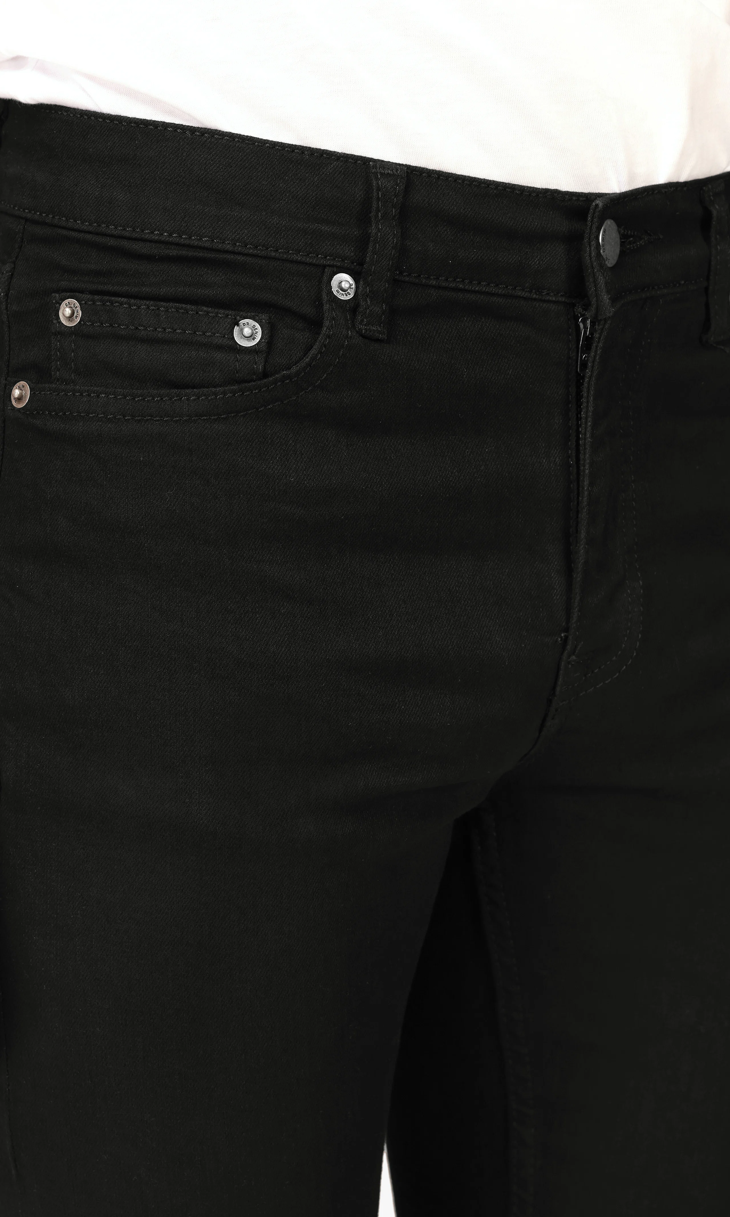 Chase Svart Jeans. Detail 2. Model.