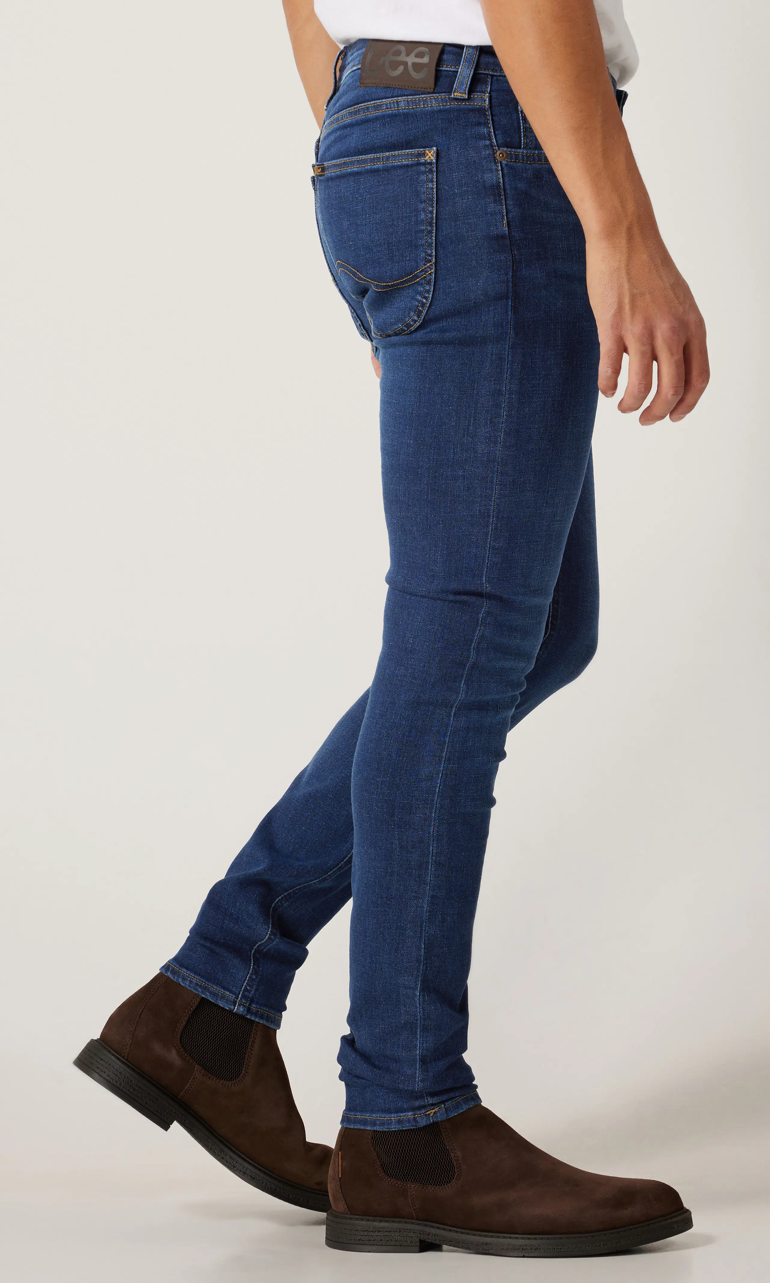 Malone Mørk Blå Jeans. Front 1. Model.