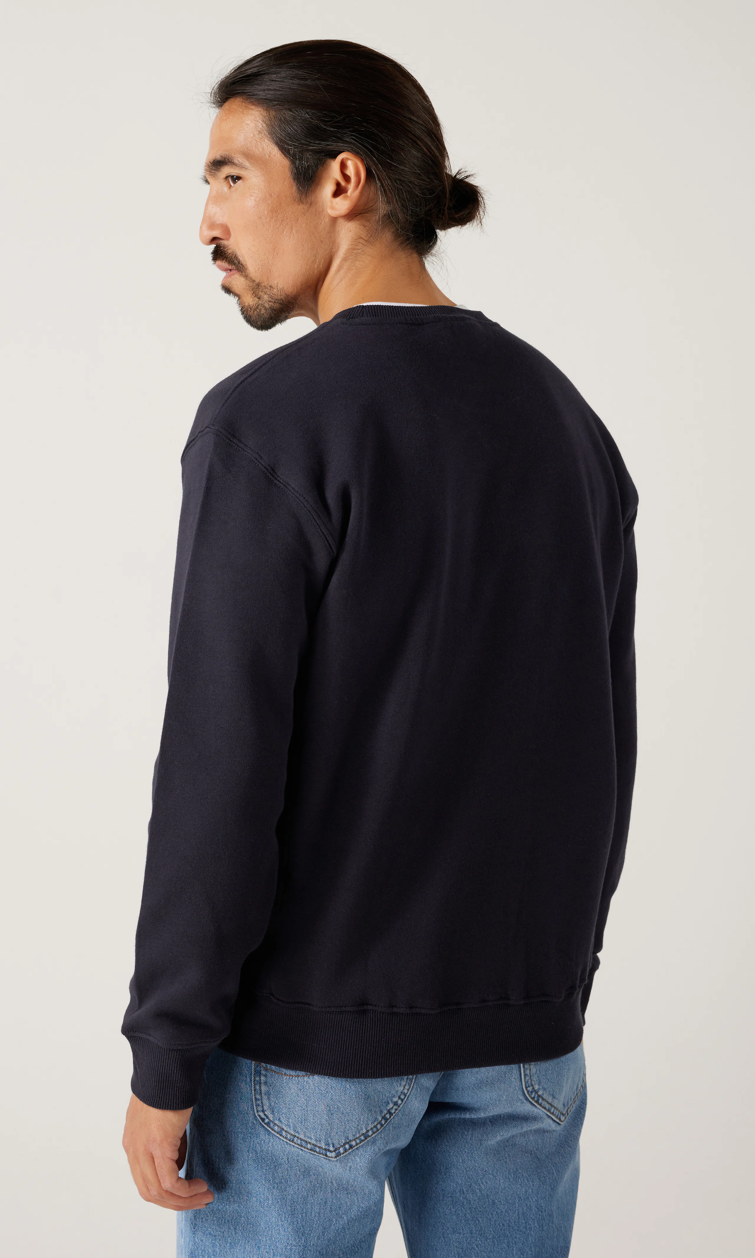 Plain Crew Blå Tröja. Back. Model.