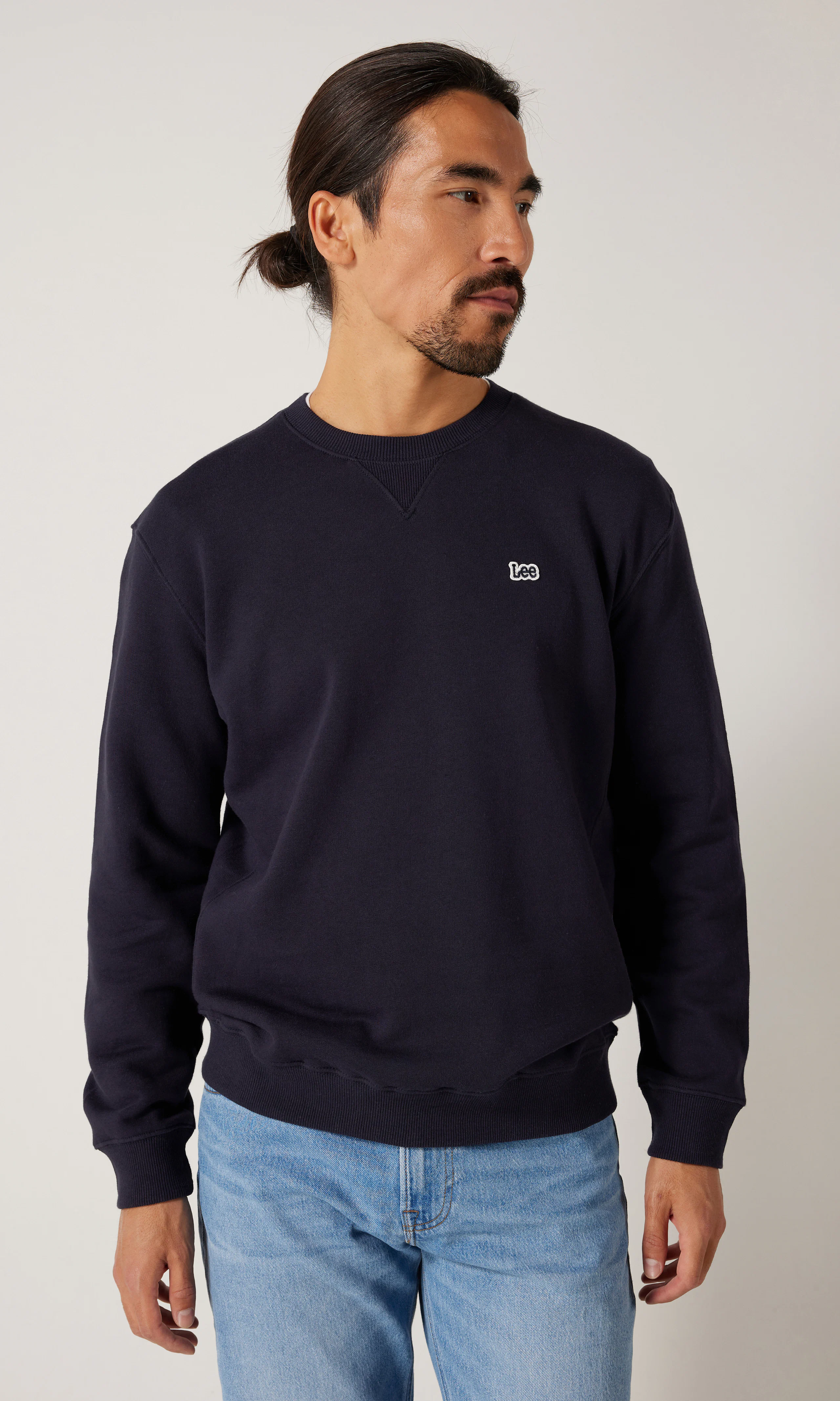 Plain Crew Blå Tröja. Front. Model.
