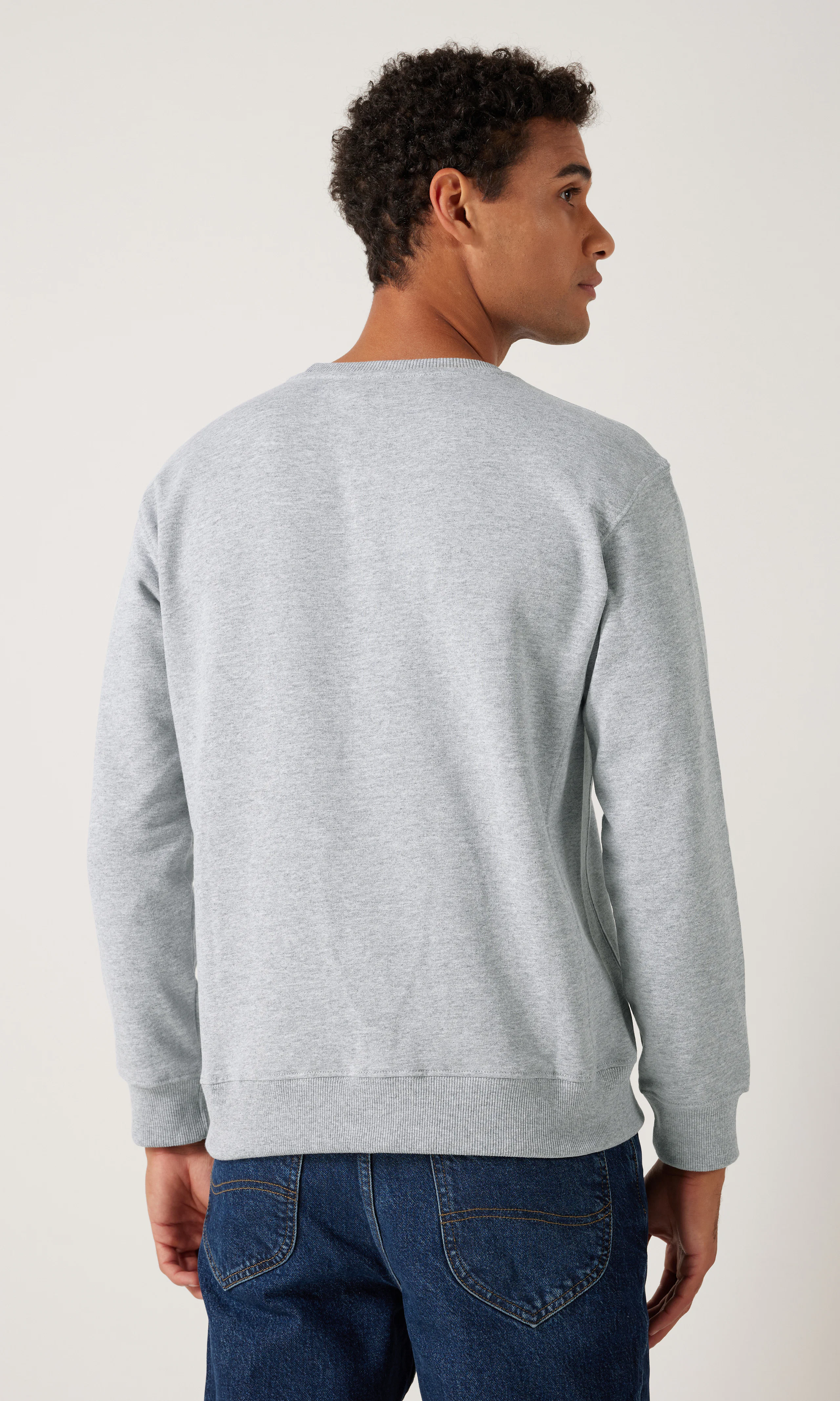 Plain Crew Harmaa Collegepaita. Back. Model.