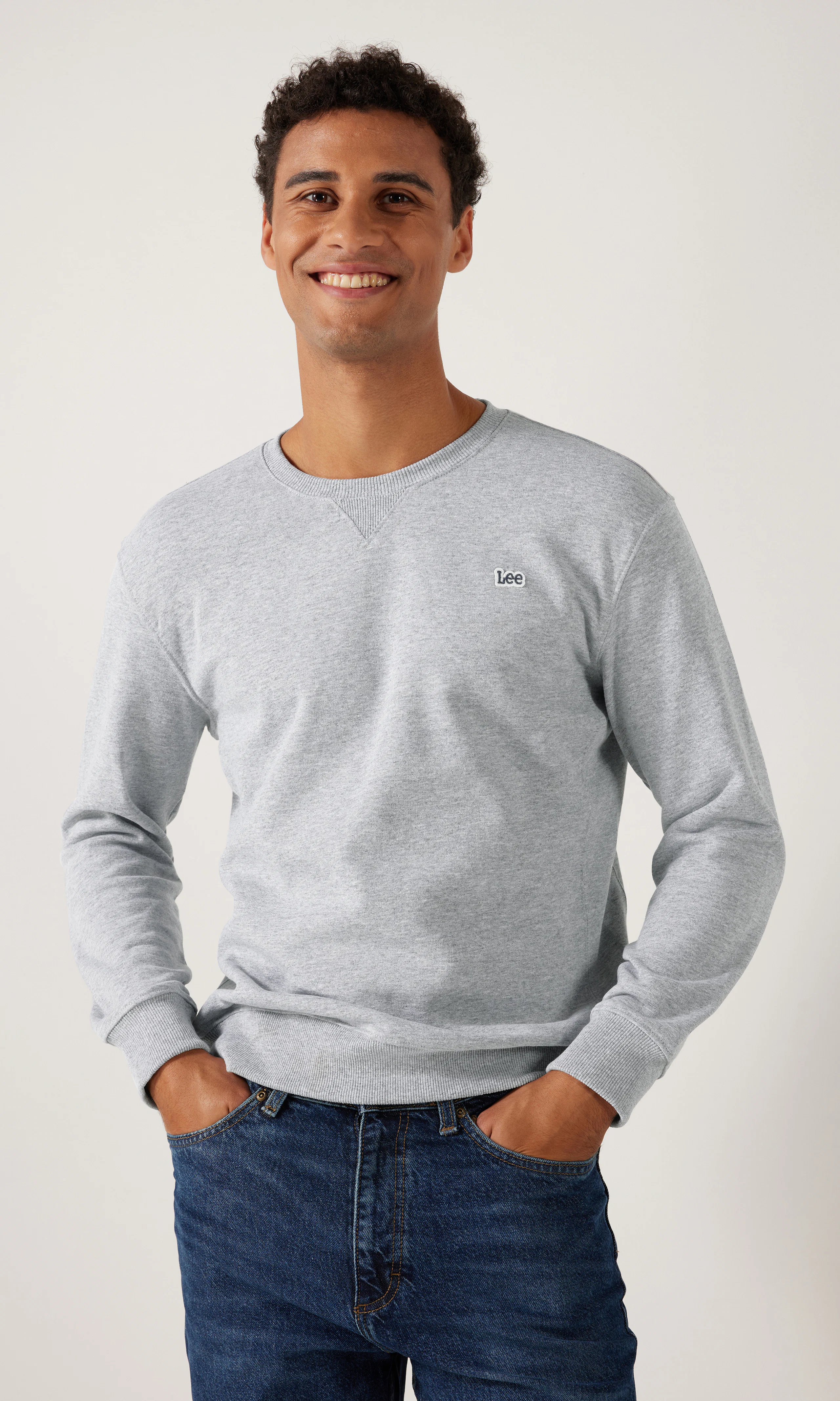 Plain Crew Harmaa Collegepaita. Front. Model.
