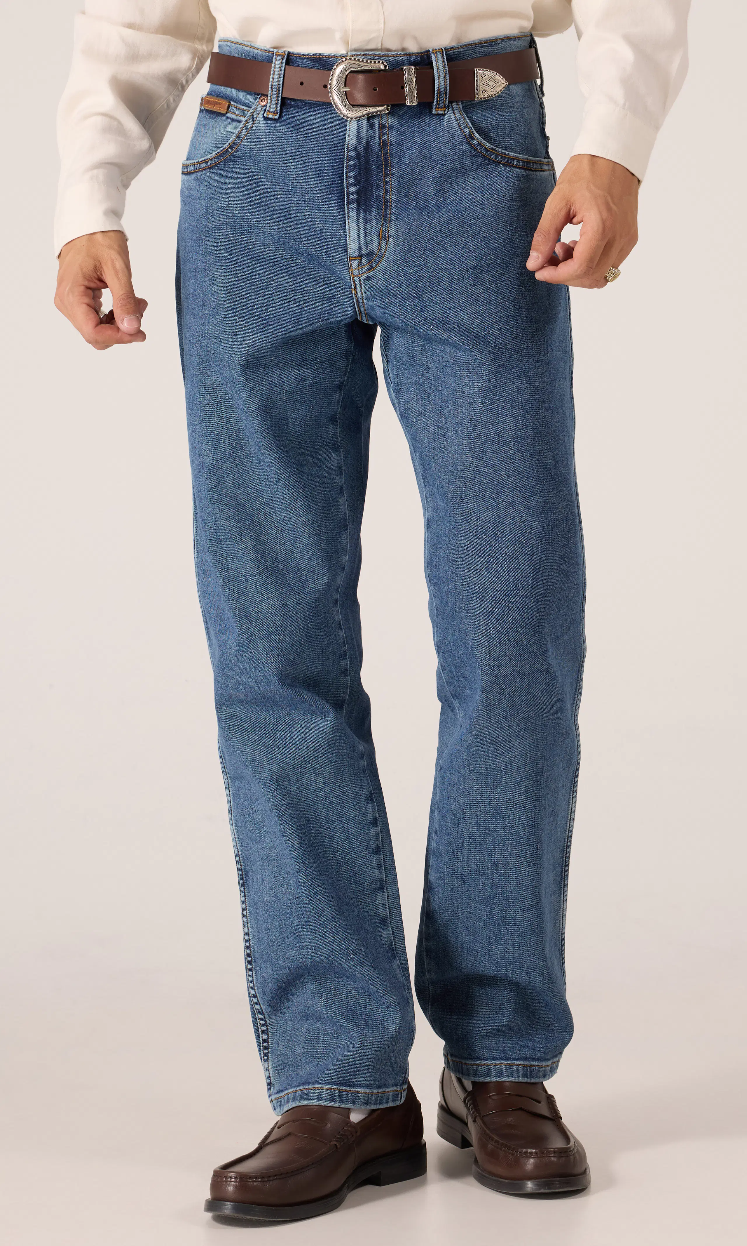 Texas Straight Medium Blå Jeans. Front. Model.
