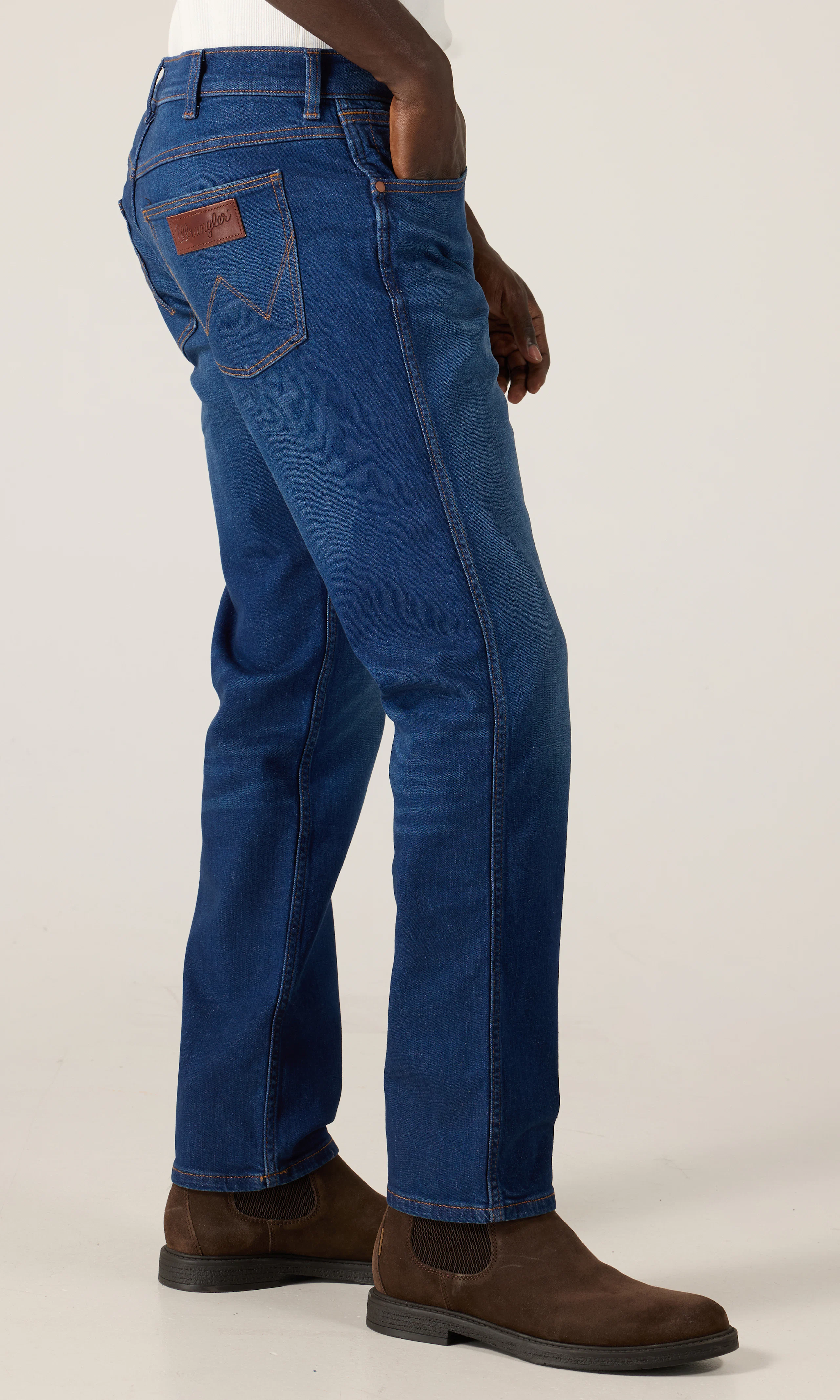 Greensboro Medium Blå Jeans. Front 2. Model.