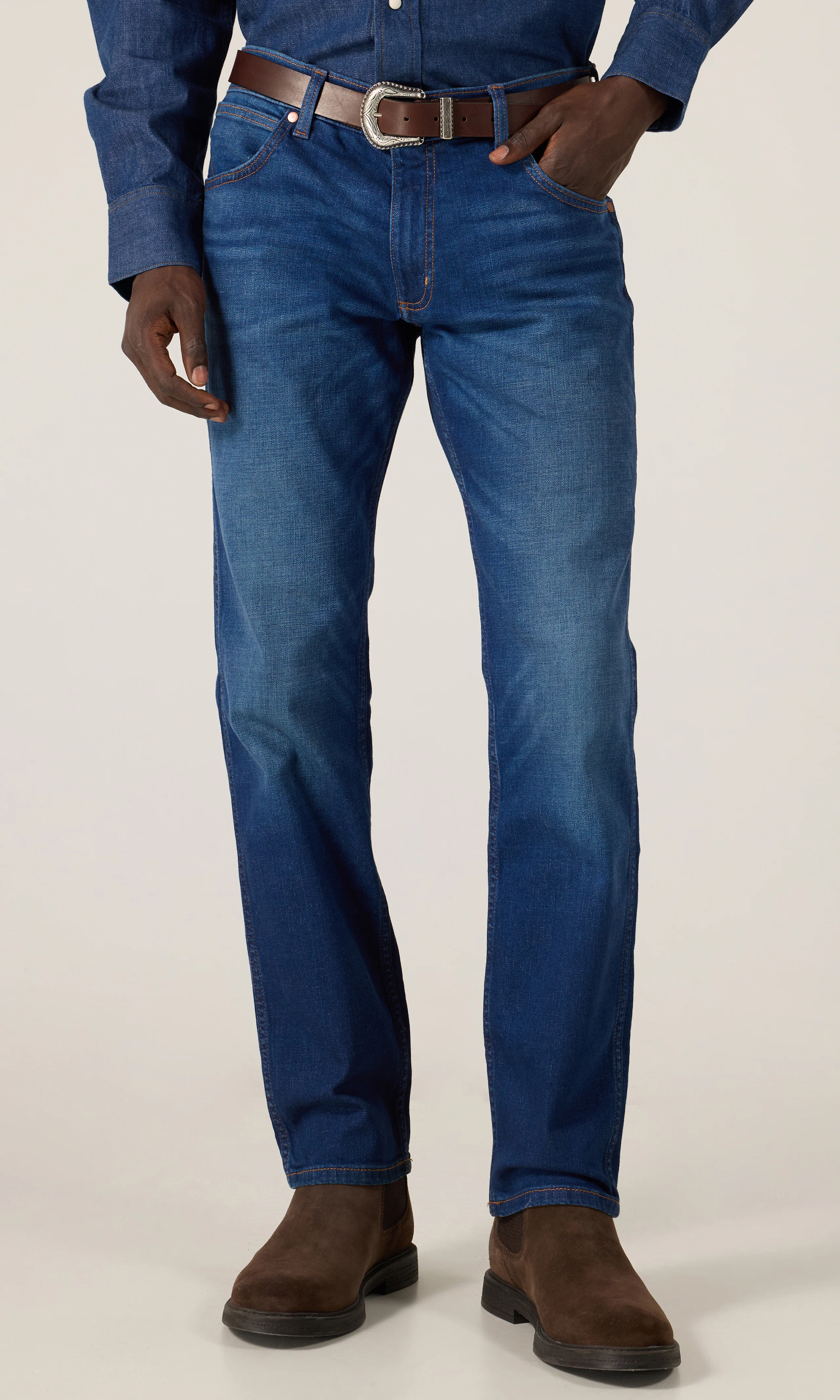 Greensboro Medium Blå Jeans. Front. Model.