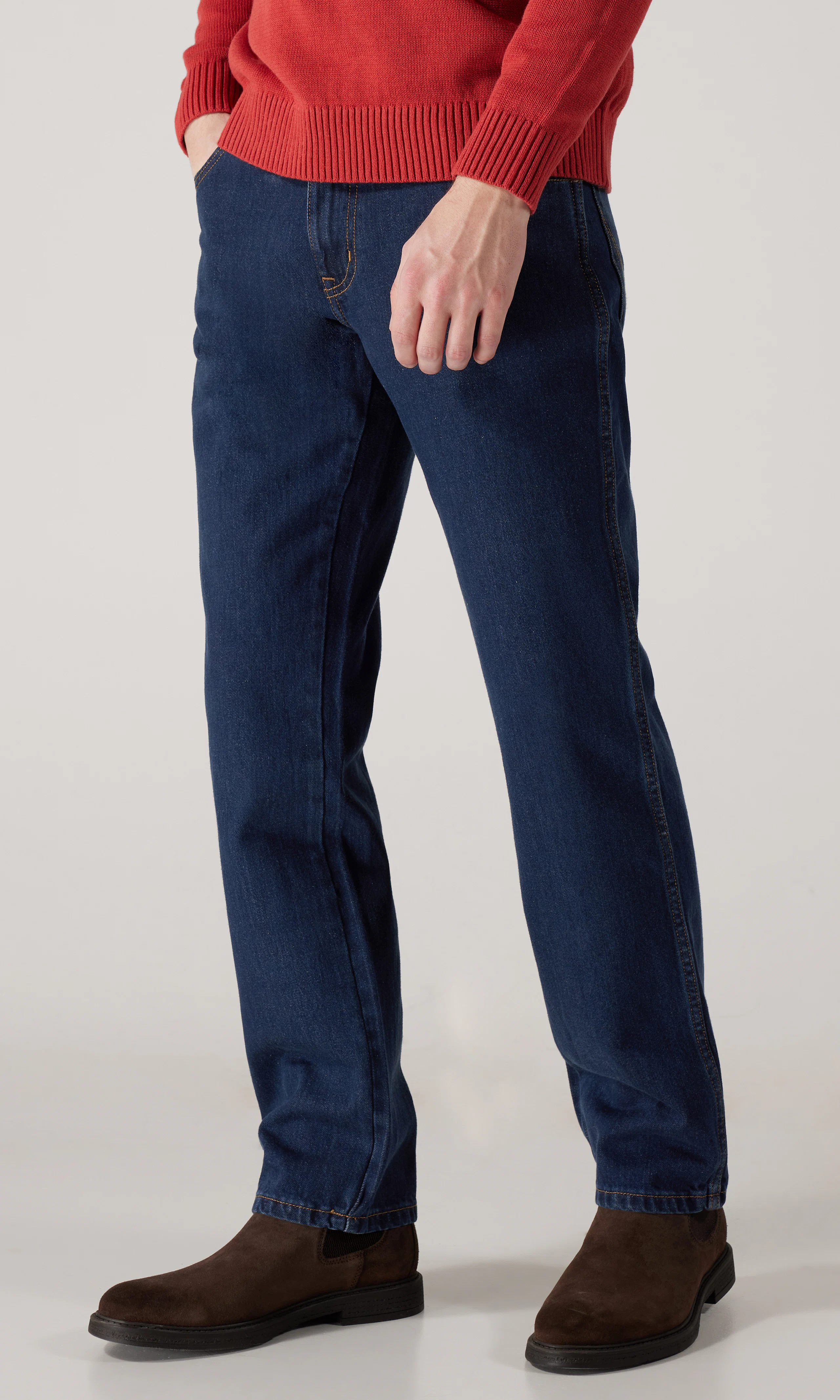 Texas Straight Mørk Blå Jeans. Front. Model.