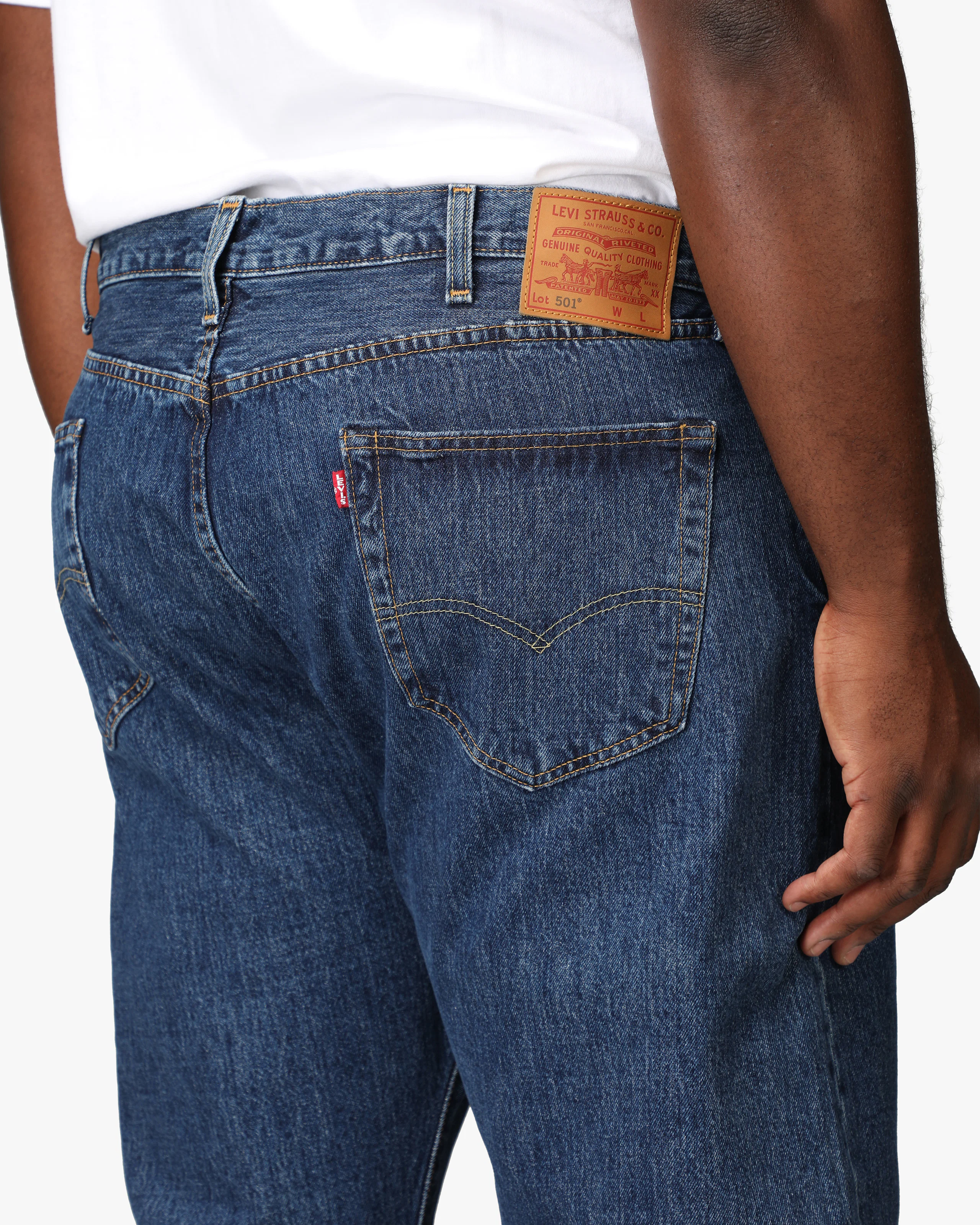 501® Original Tummansiniset Farkut (Big & Tall). Detail 2. Model.