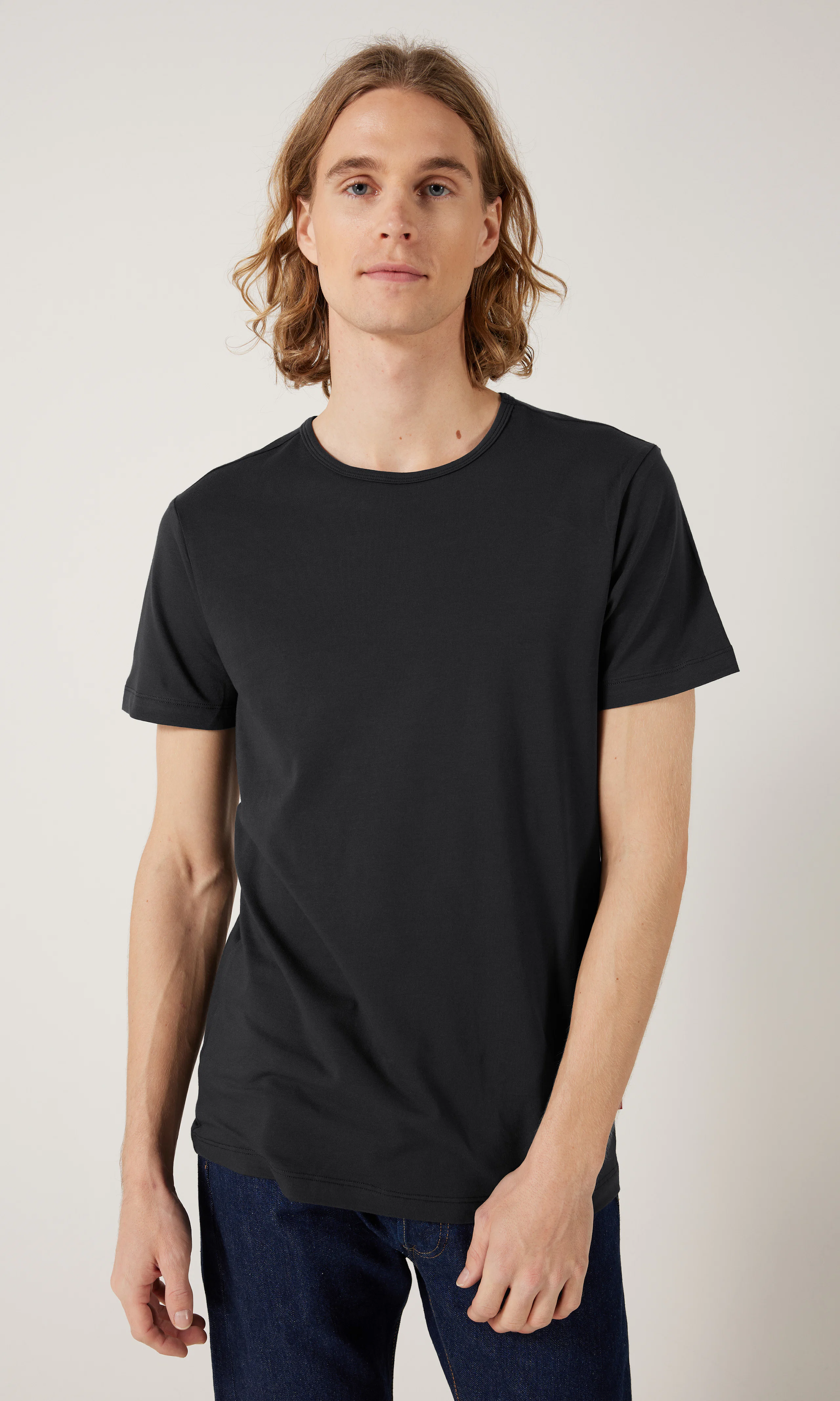 2-Pack Solid Crew T-Skjorte. Front. Model.