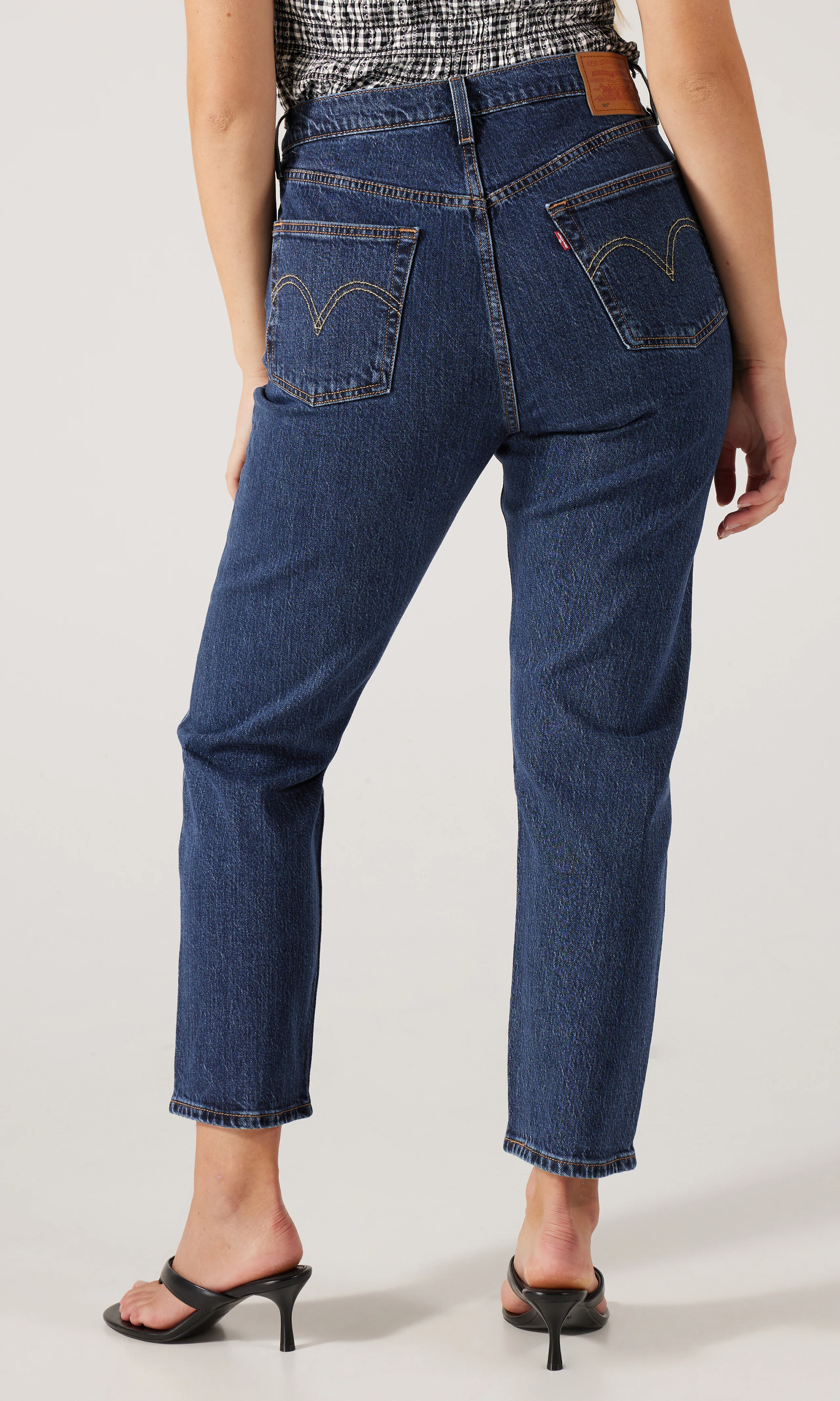 501® Crop Jeans. Back. Model.