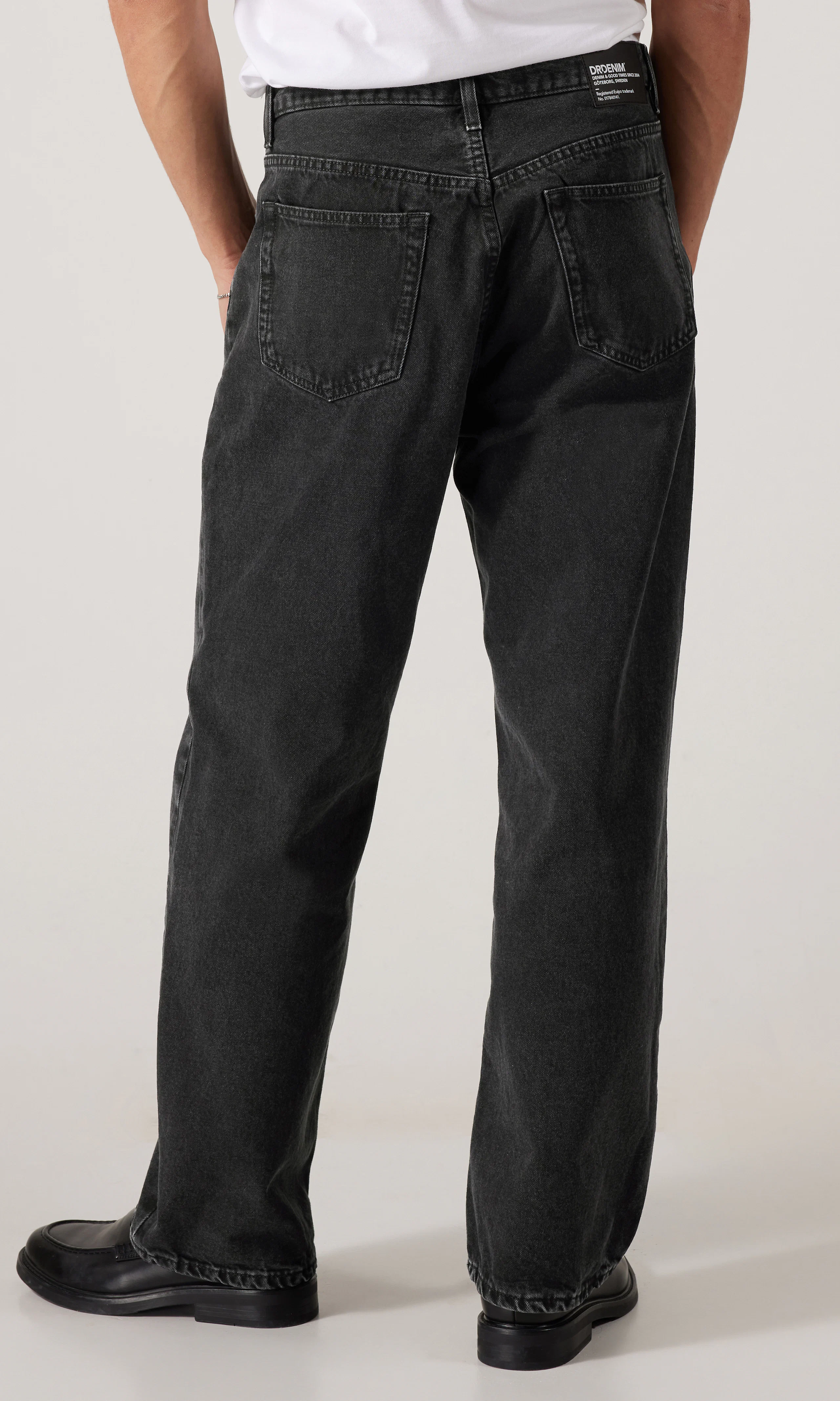 Omar Relaxed Svart Jeans. Back. Model.