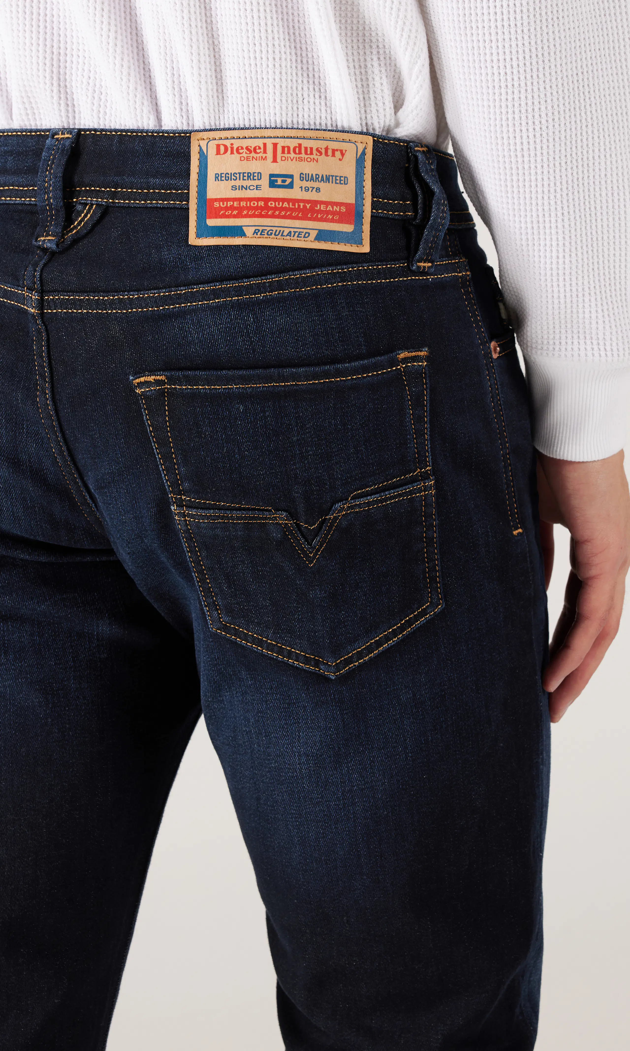 1986 Larkee-Beex Mørk Blå Jeans. Detail 1. Model.