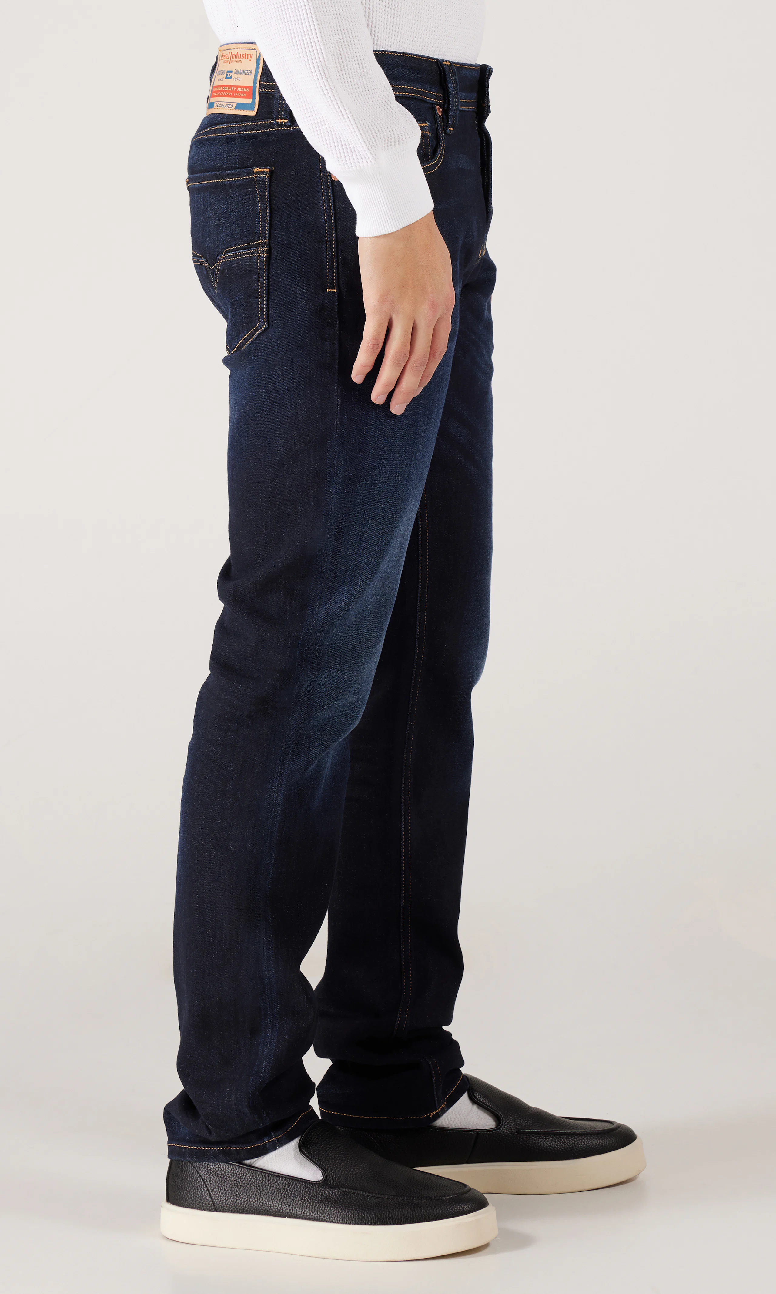 1986 Larkee-Beex Mørk Blå Jeans. Front 2. Model.