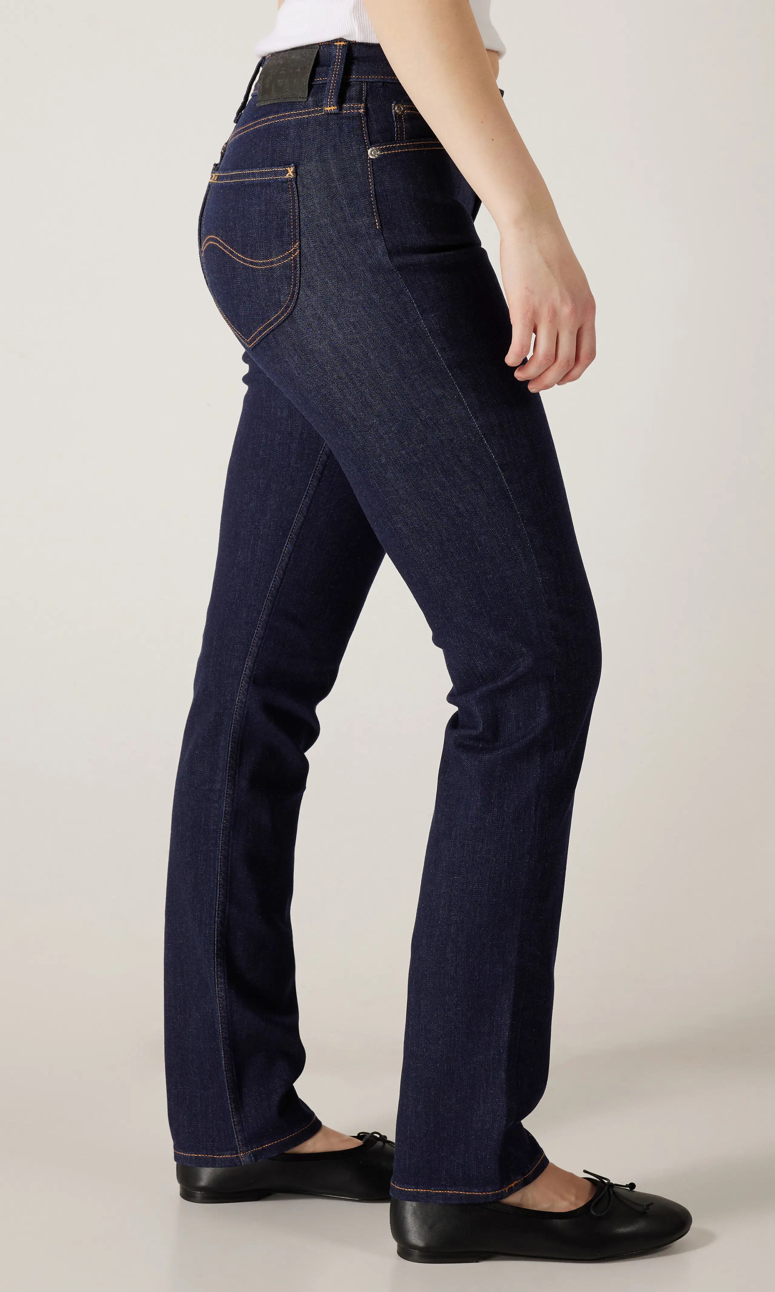 Marion Straight Mörkblå Jeans. Front 2. Model.