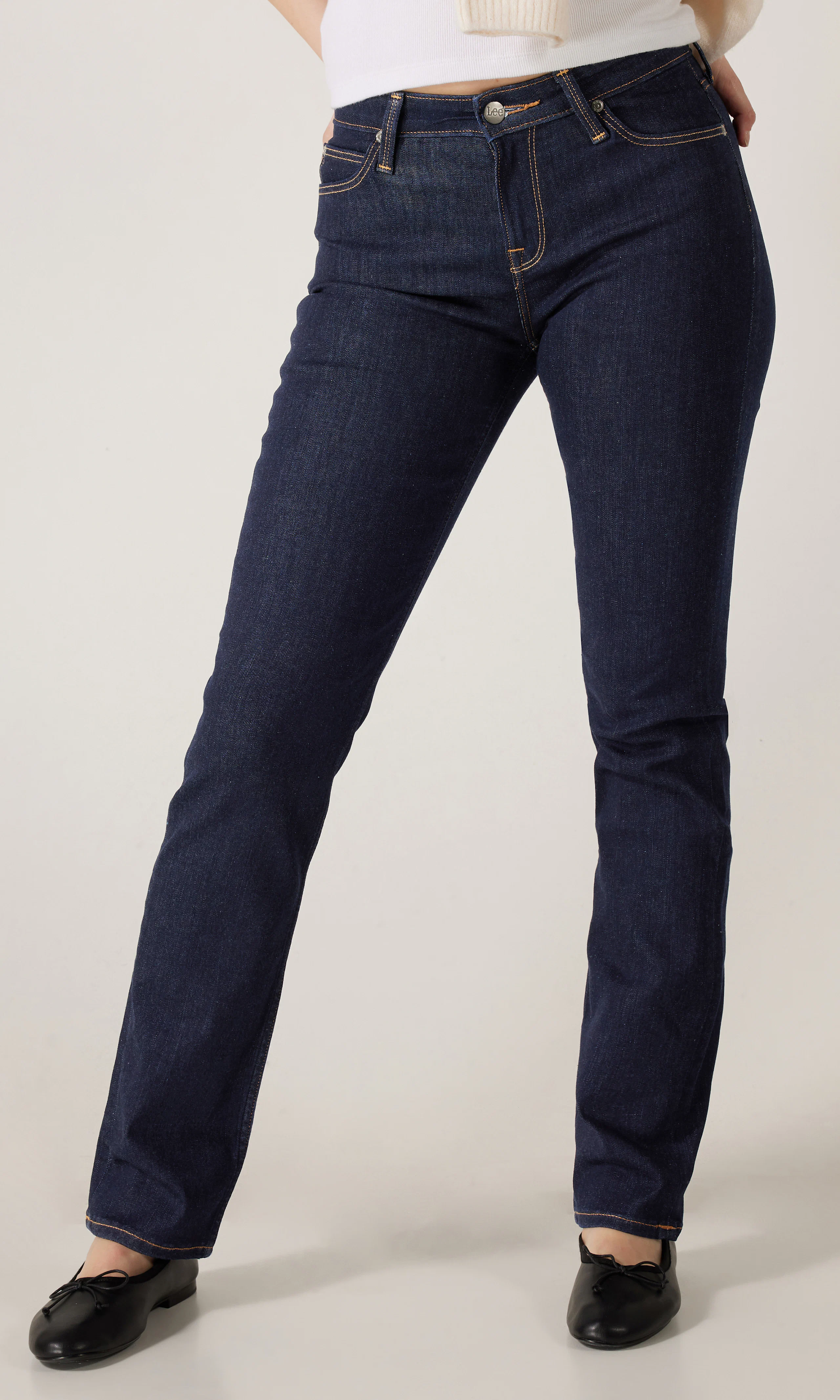 Marion Straight Mörkblå Jeans. Front. Model.