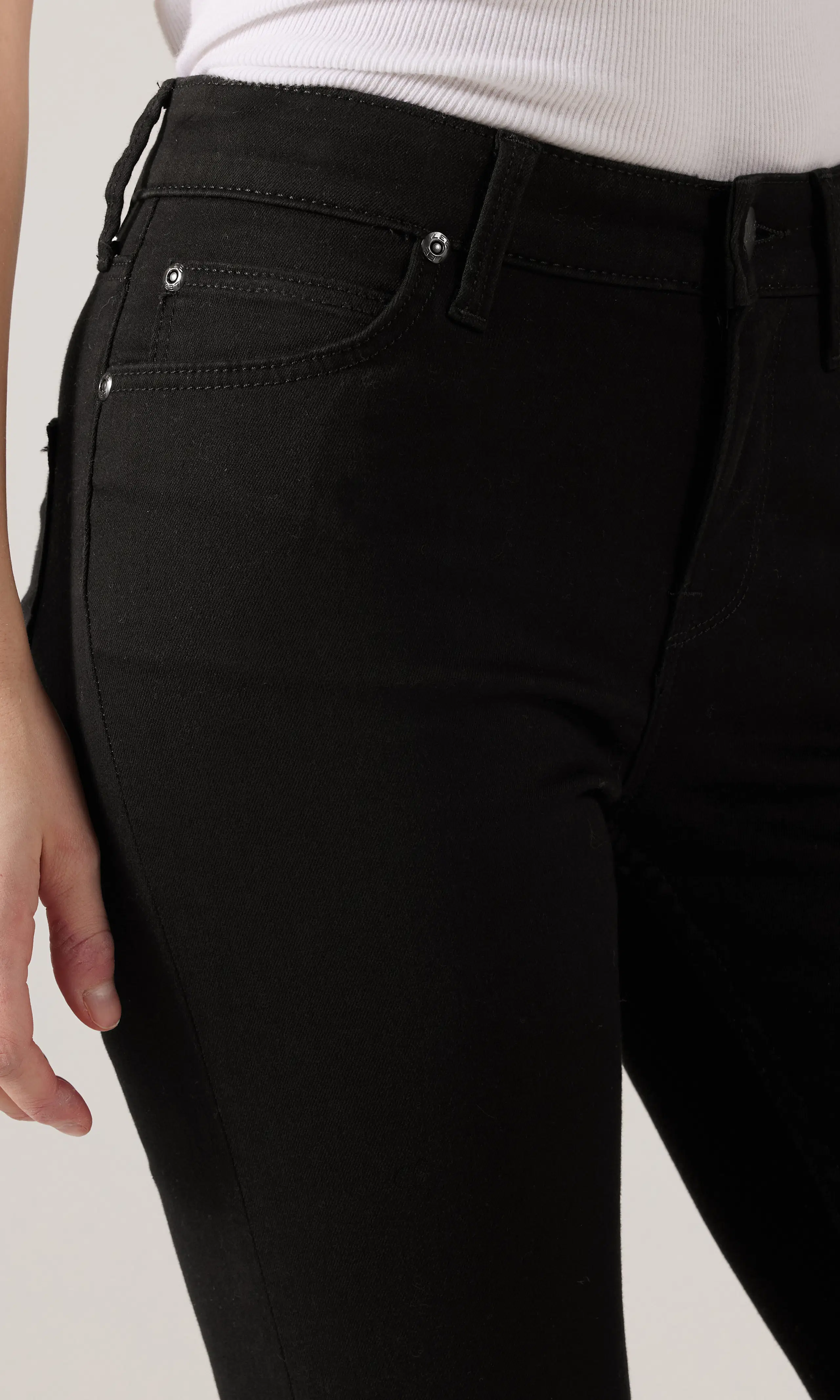 Marion Straight Svarta Jeans. Detail 2. Model.