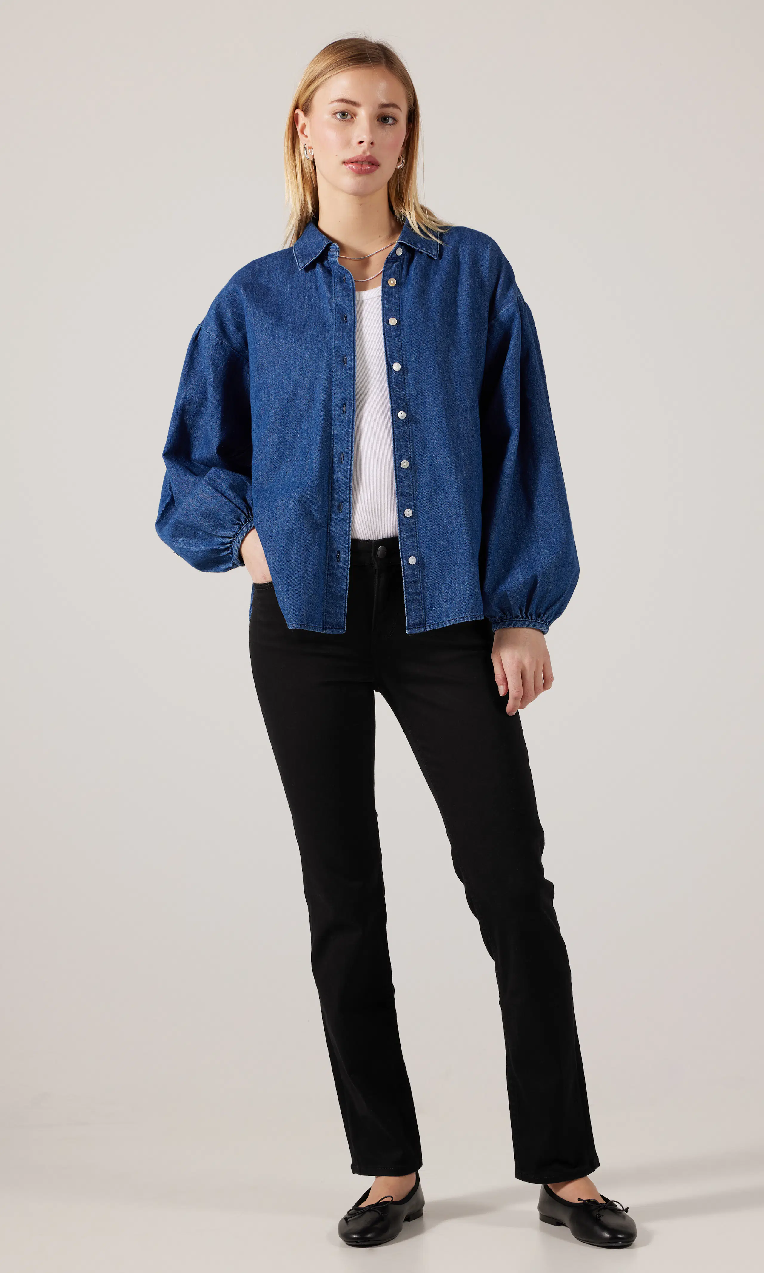 Marion Straight Svarta Jeans. Front 1. Model.