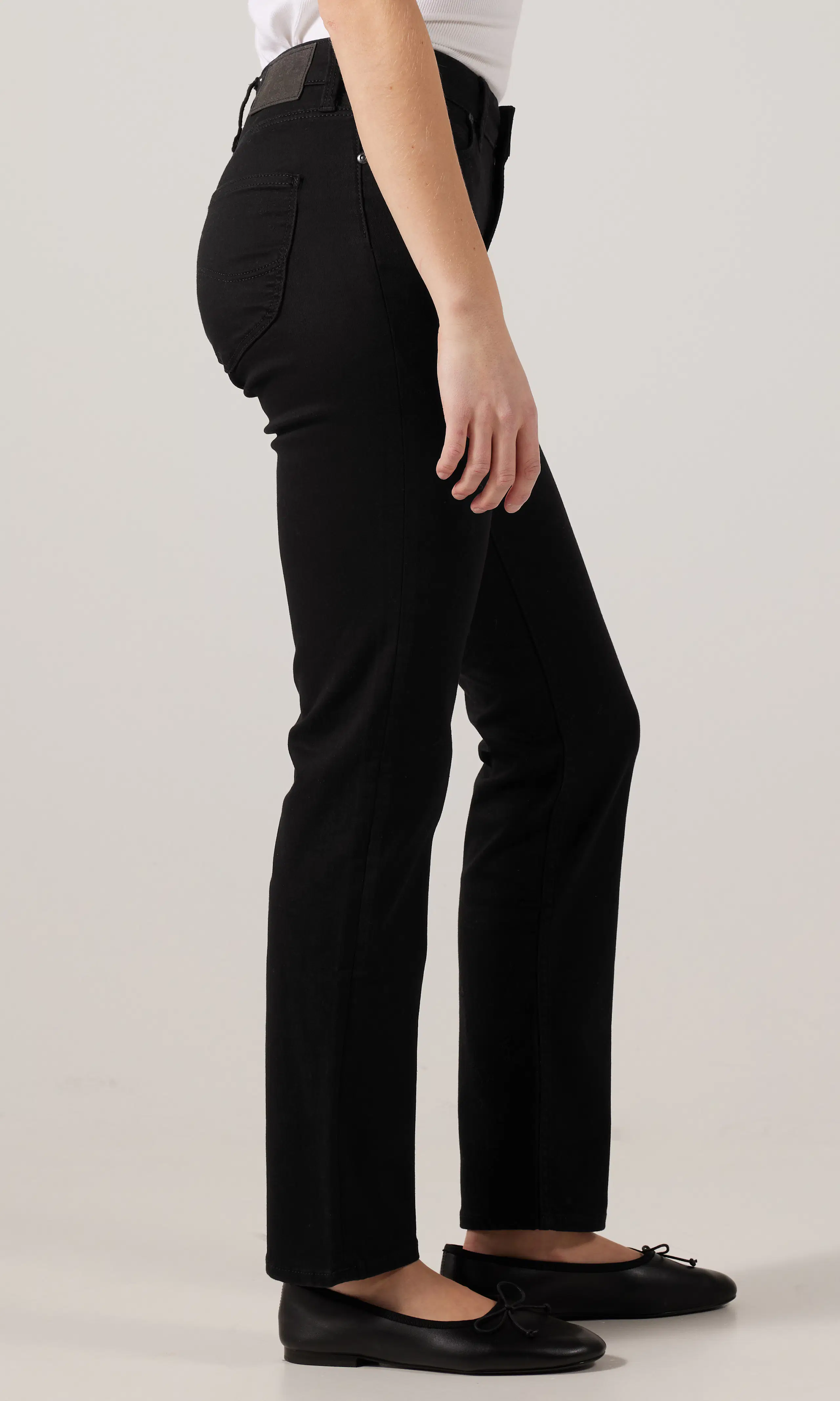 Marion Straight Svarta Jeans. Front 2. Model.