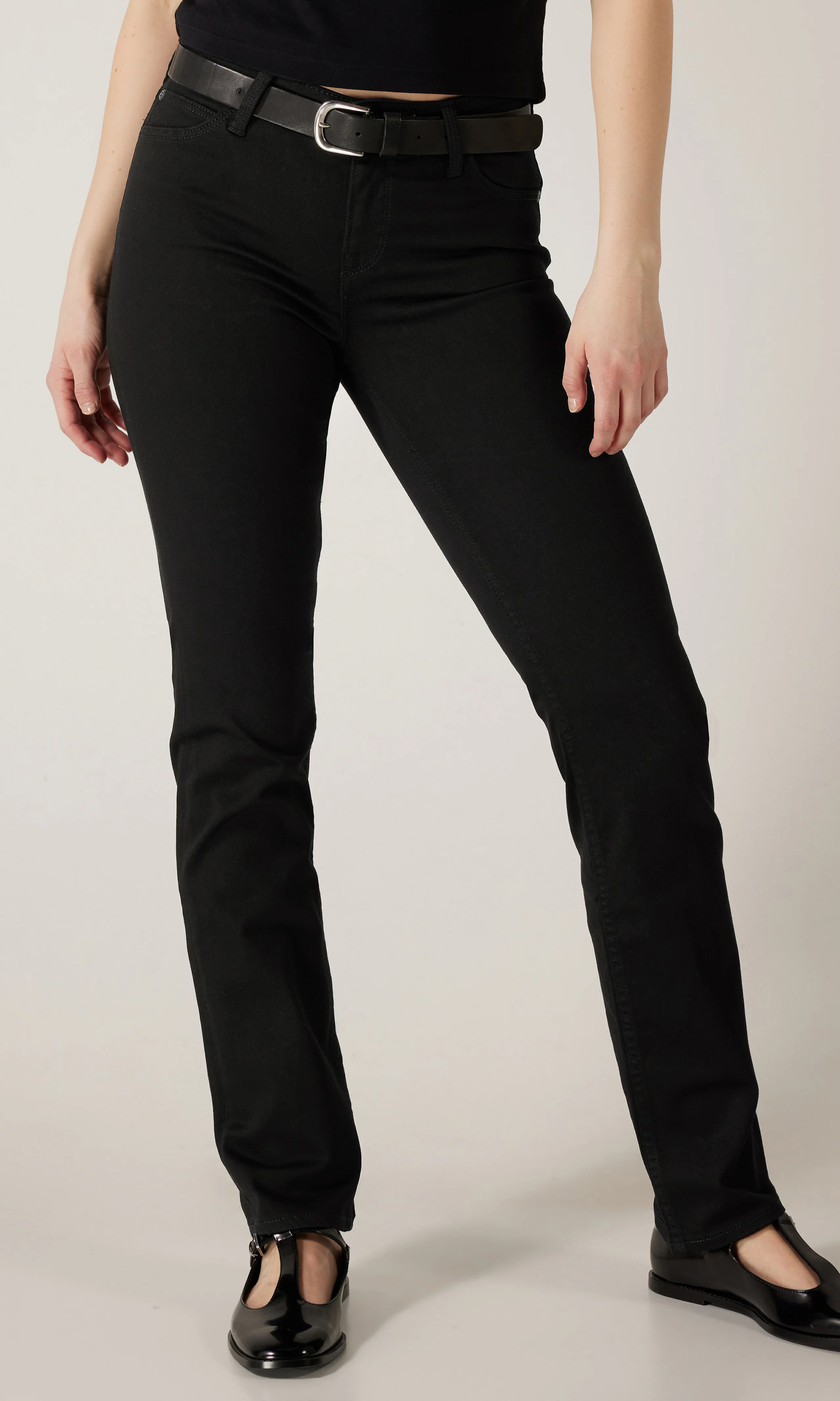 Marion Straight Svarta Jeans. Front. Model.