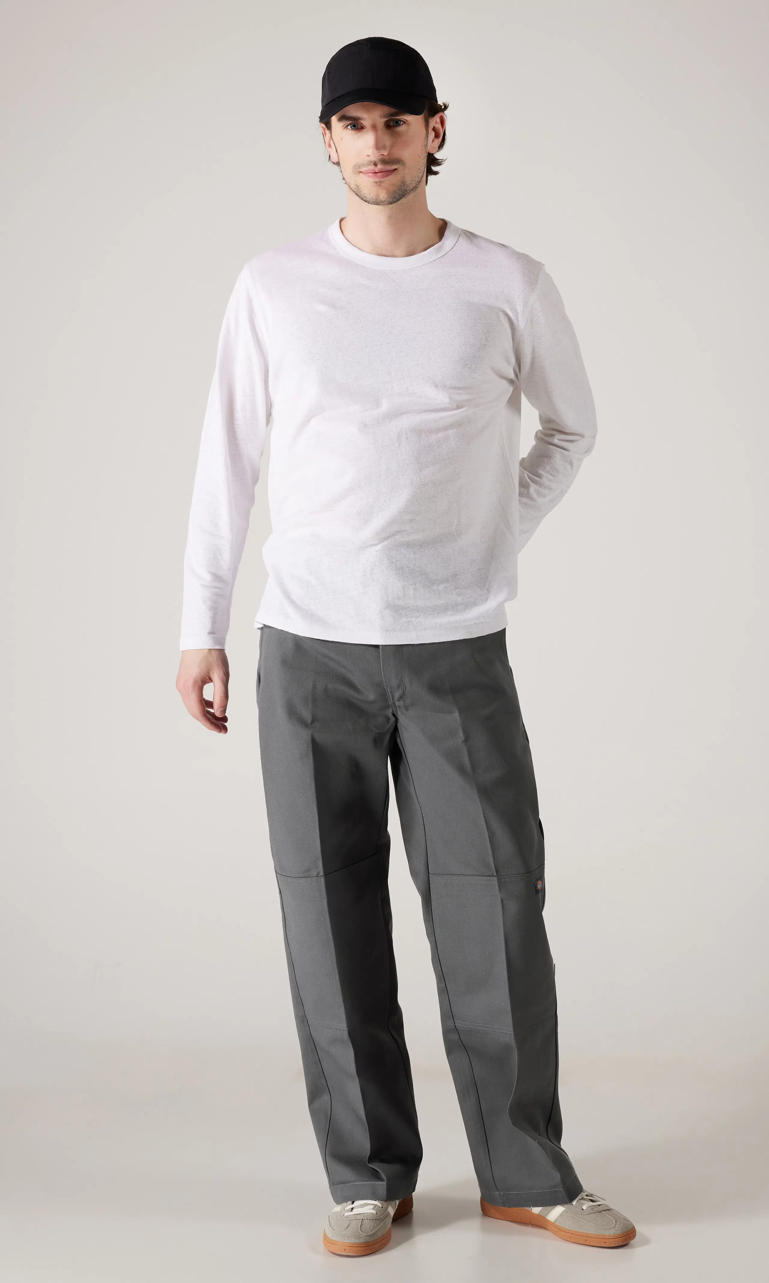 Double Knee Rec Harmaa Housut. Front 1. Model.