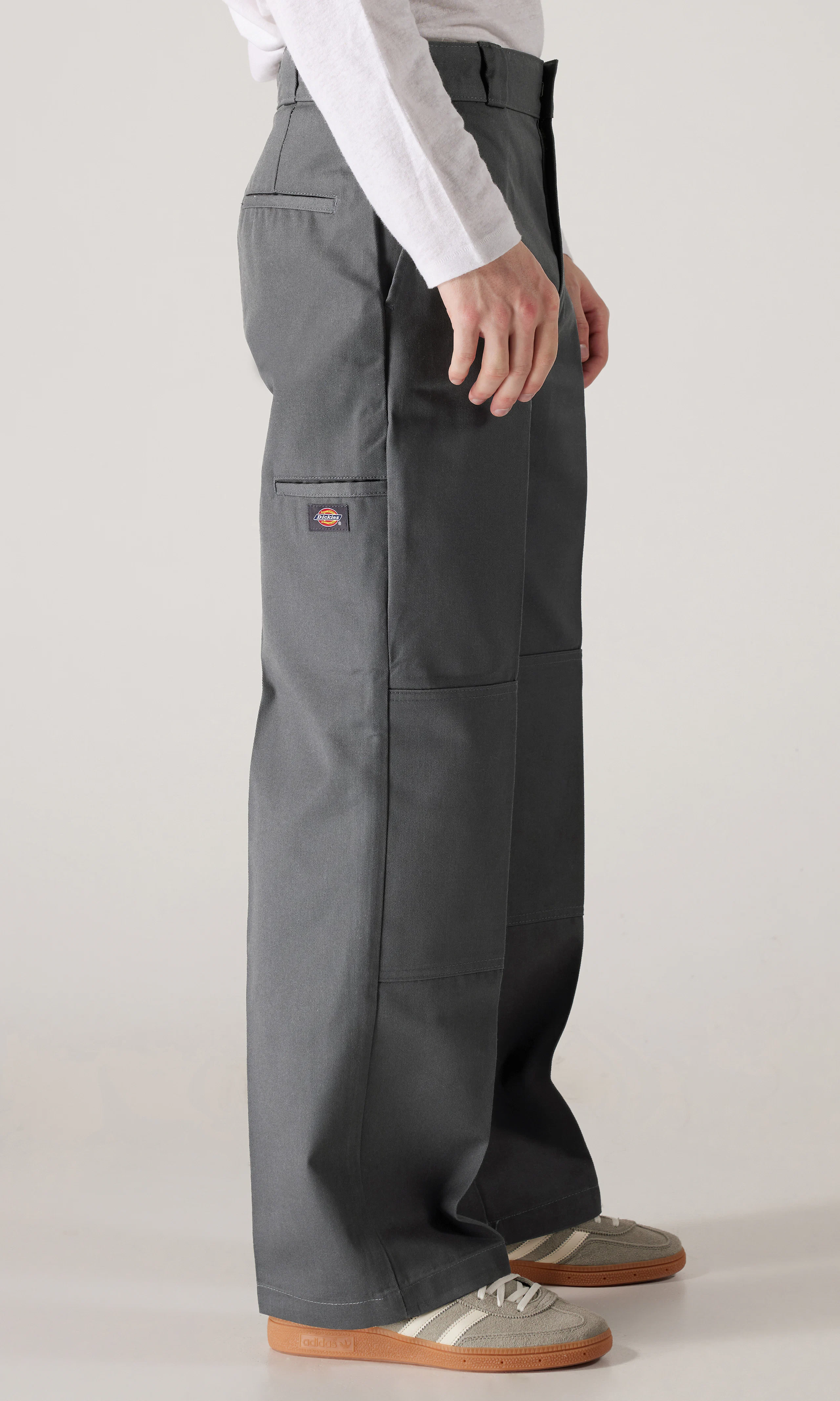 Double Knee Rec Harmaa Housut. Front 2. Model.