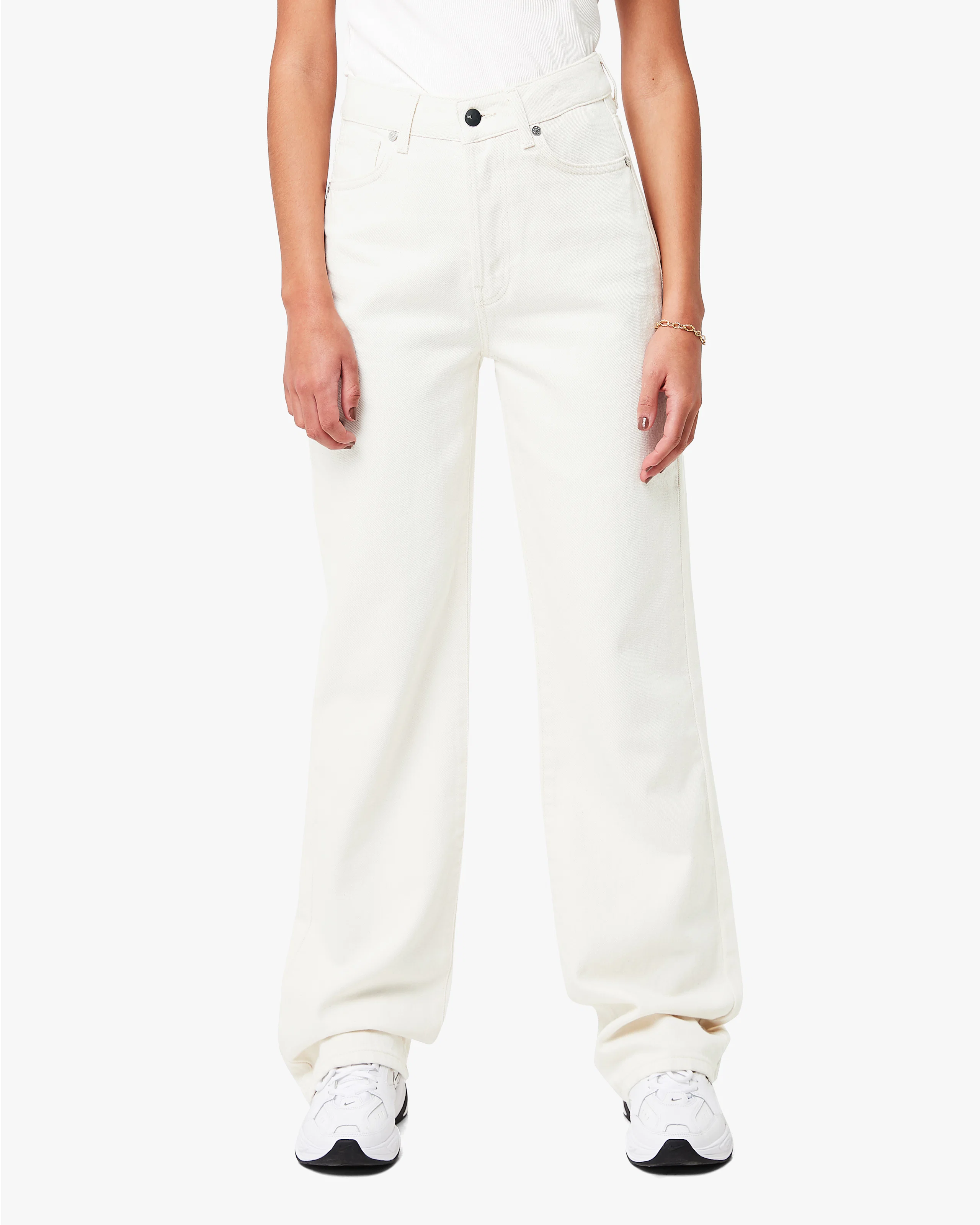 Regular Wide Jeans. Front. Model.