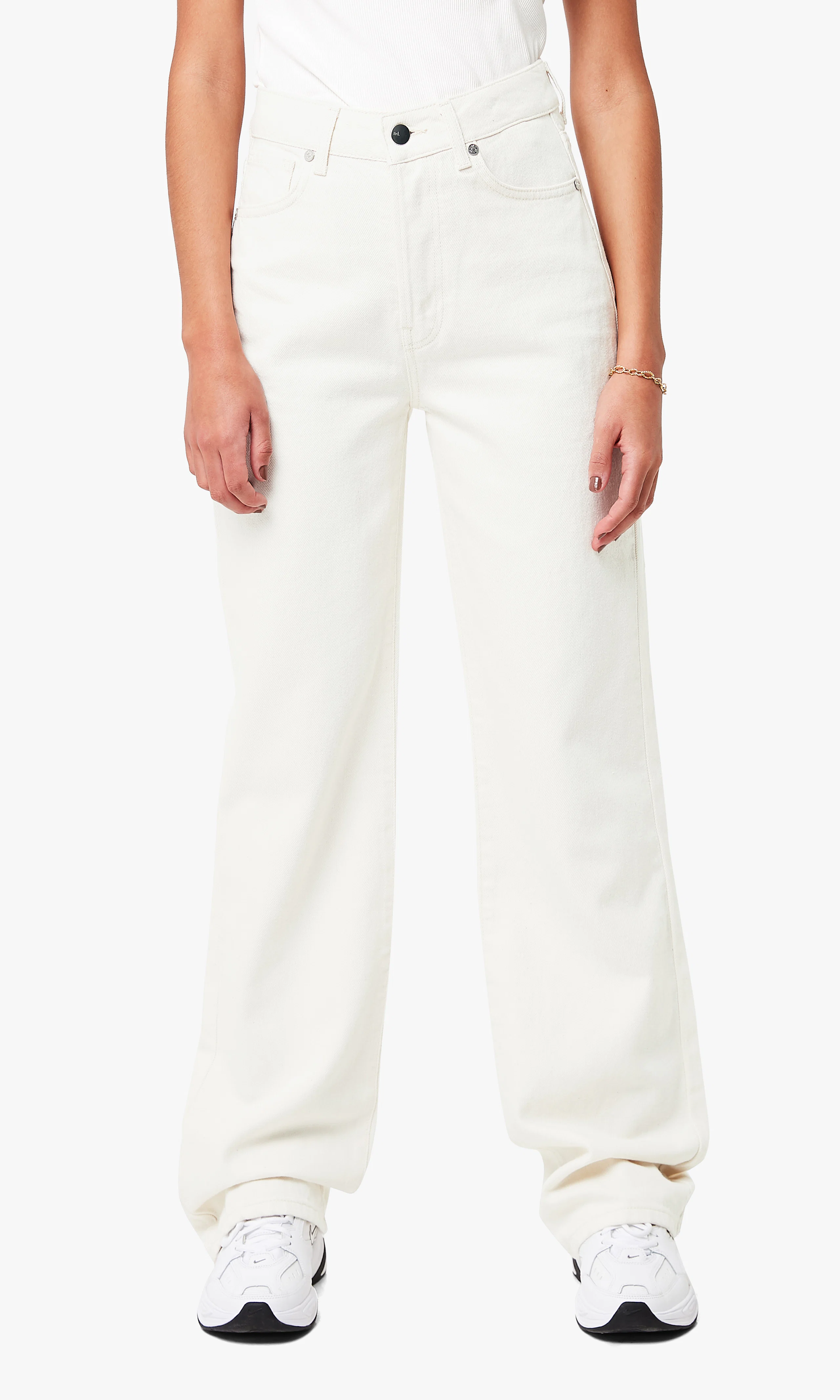 Regular Wide Jeans. Front. Model.
