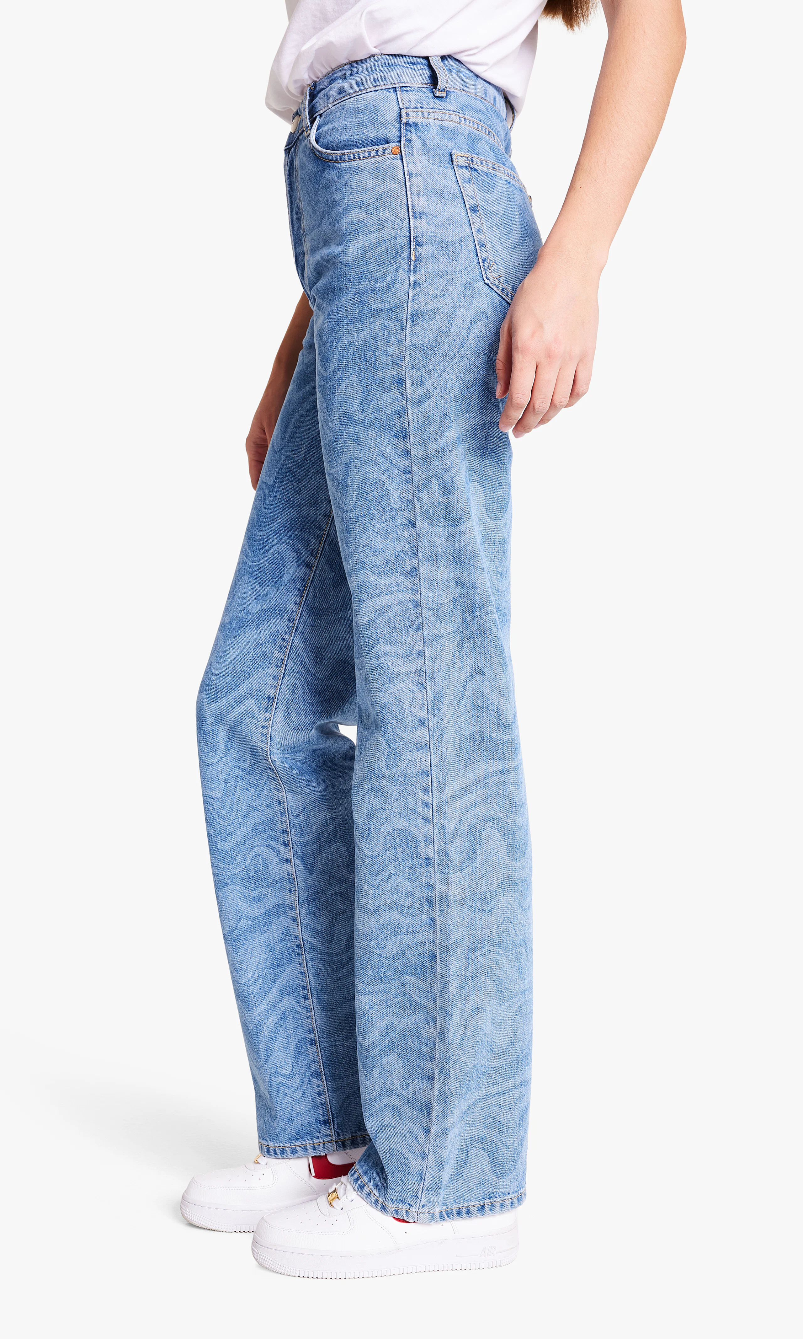 Regular Wide Print Wave Jeans. Front 2. Model.