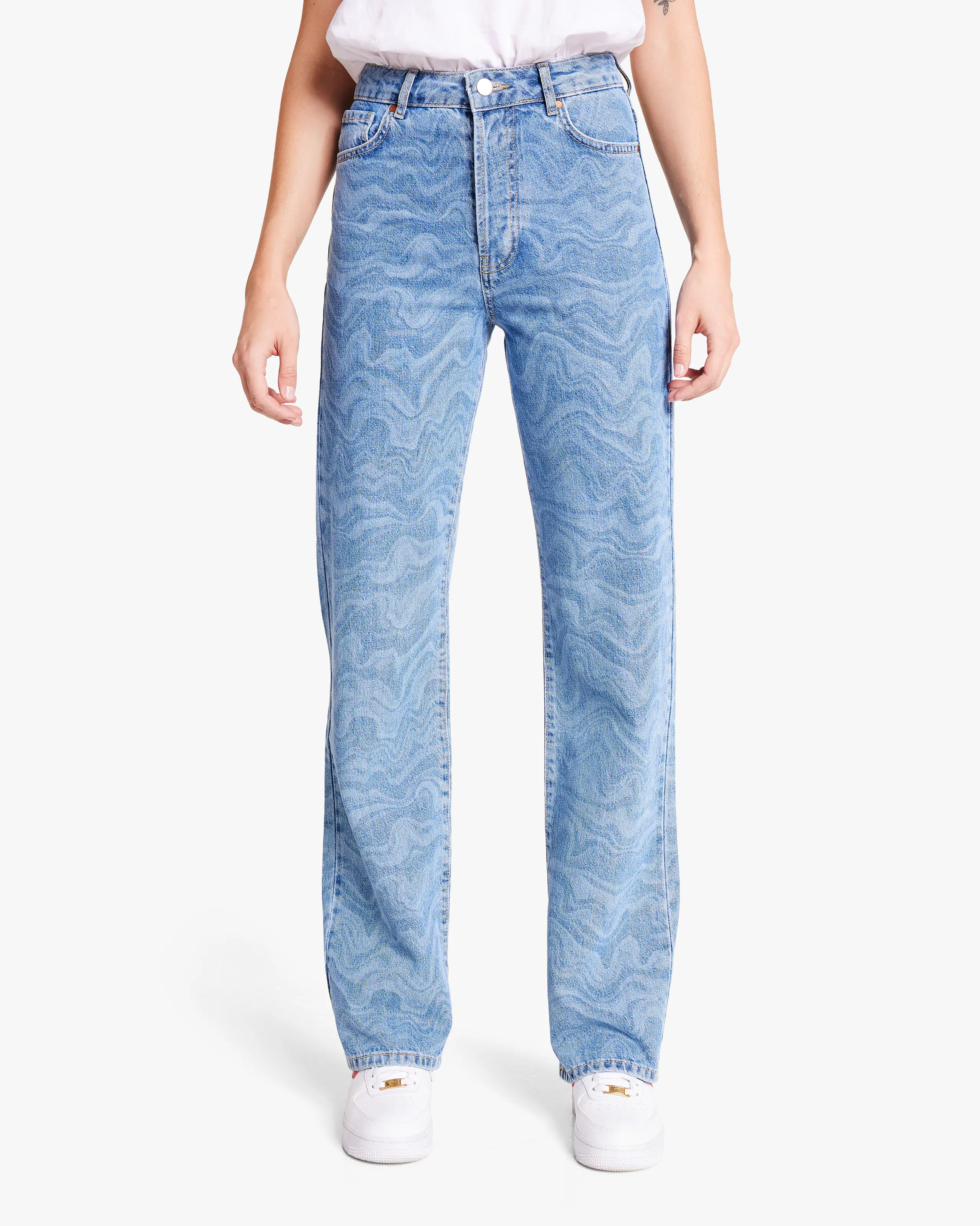 Regular Wide Print Wave Jeans. Front. Model.