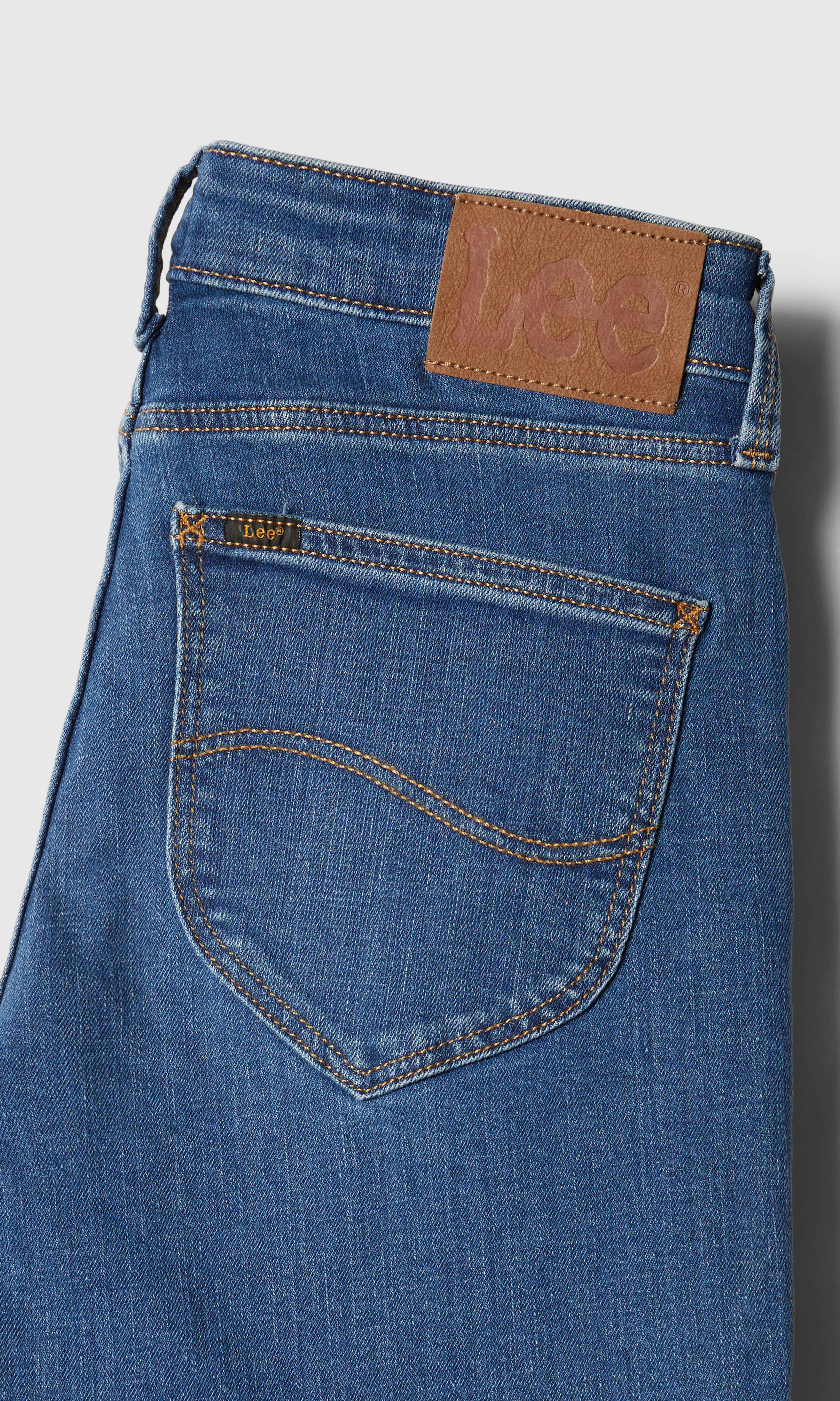 Marion Straight Medium Blå Jeans. Detail 1. Flat.