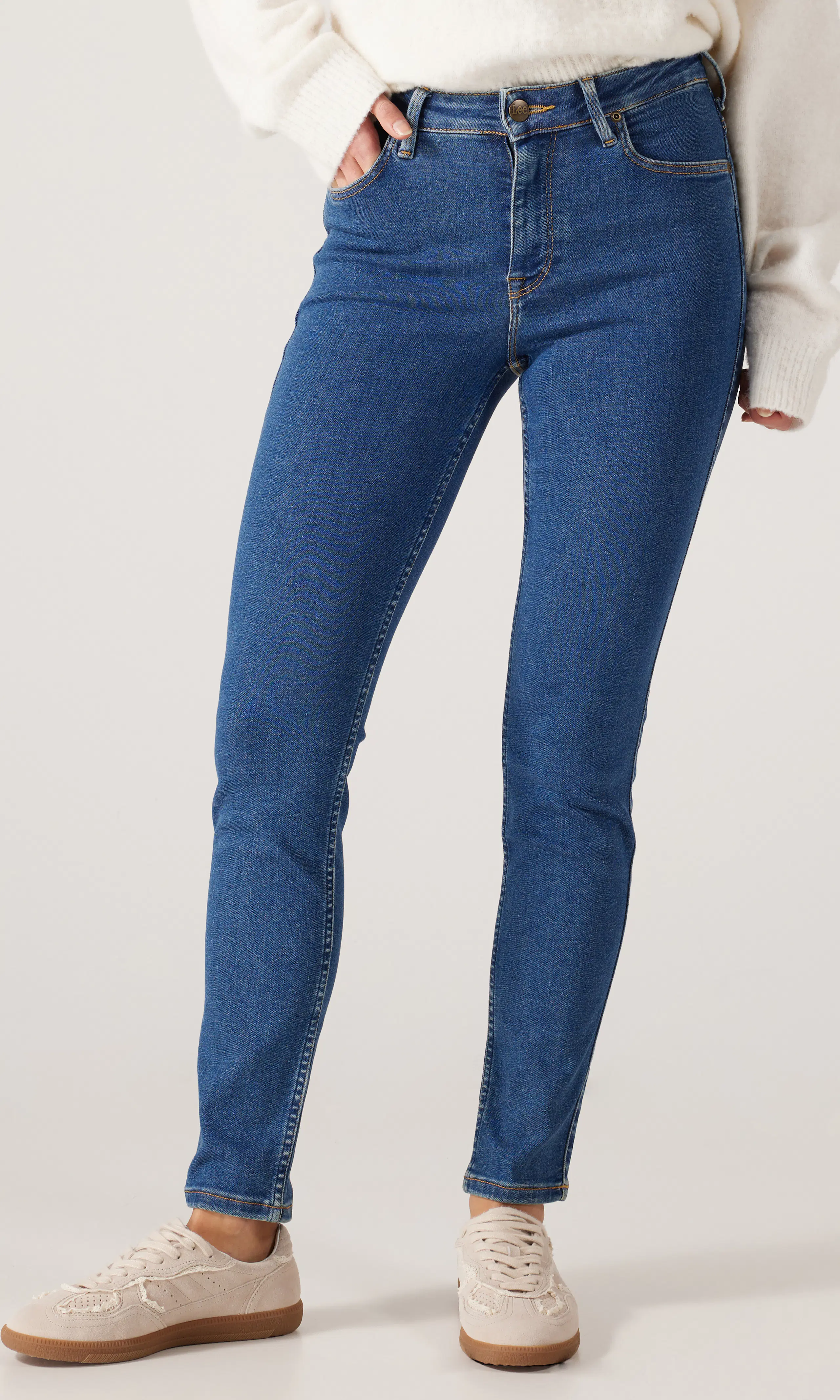 Foreverfit Medium Blå Jeans. Front. Model.