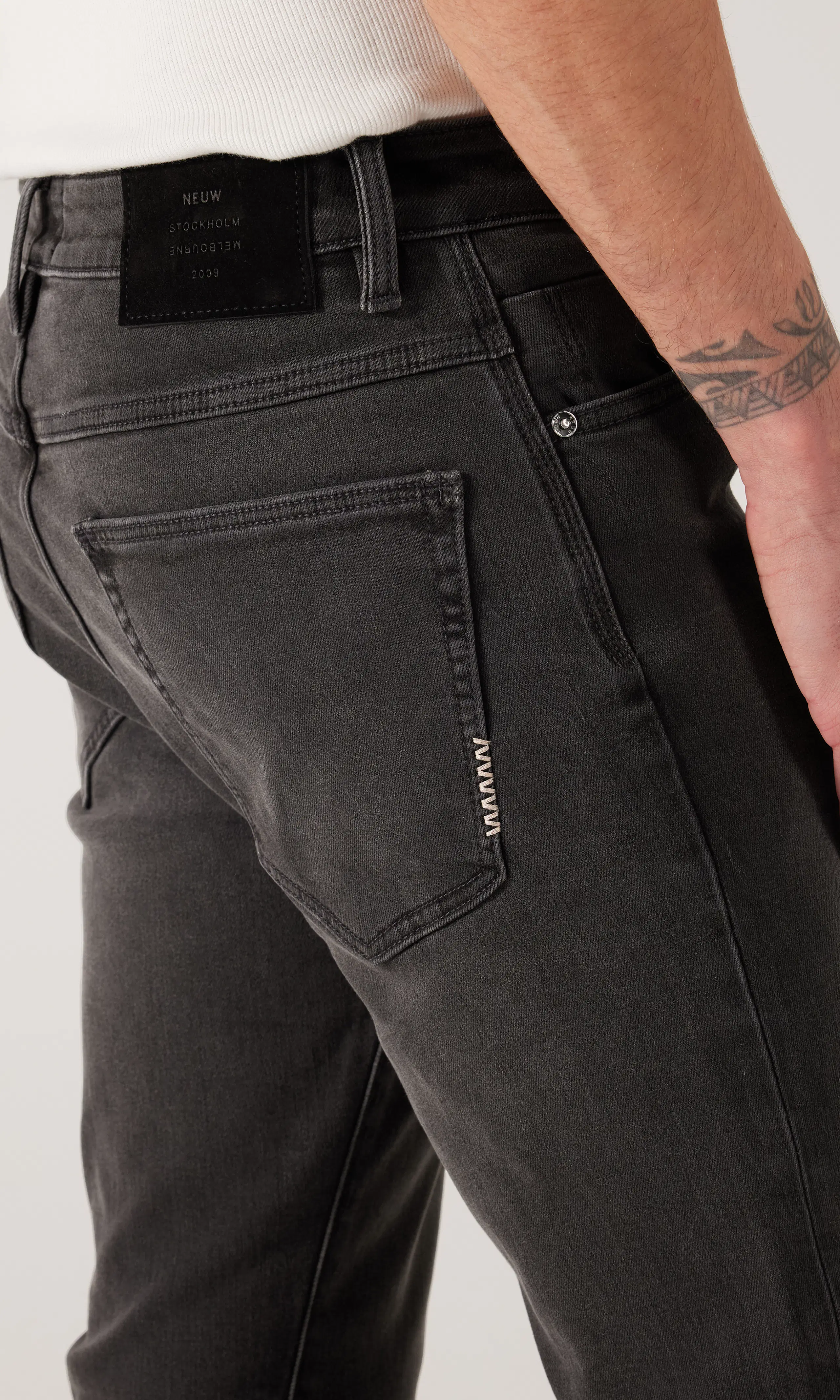 Lou Slim Jeans. Detail 1. Model.