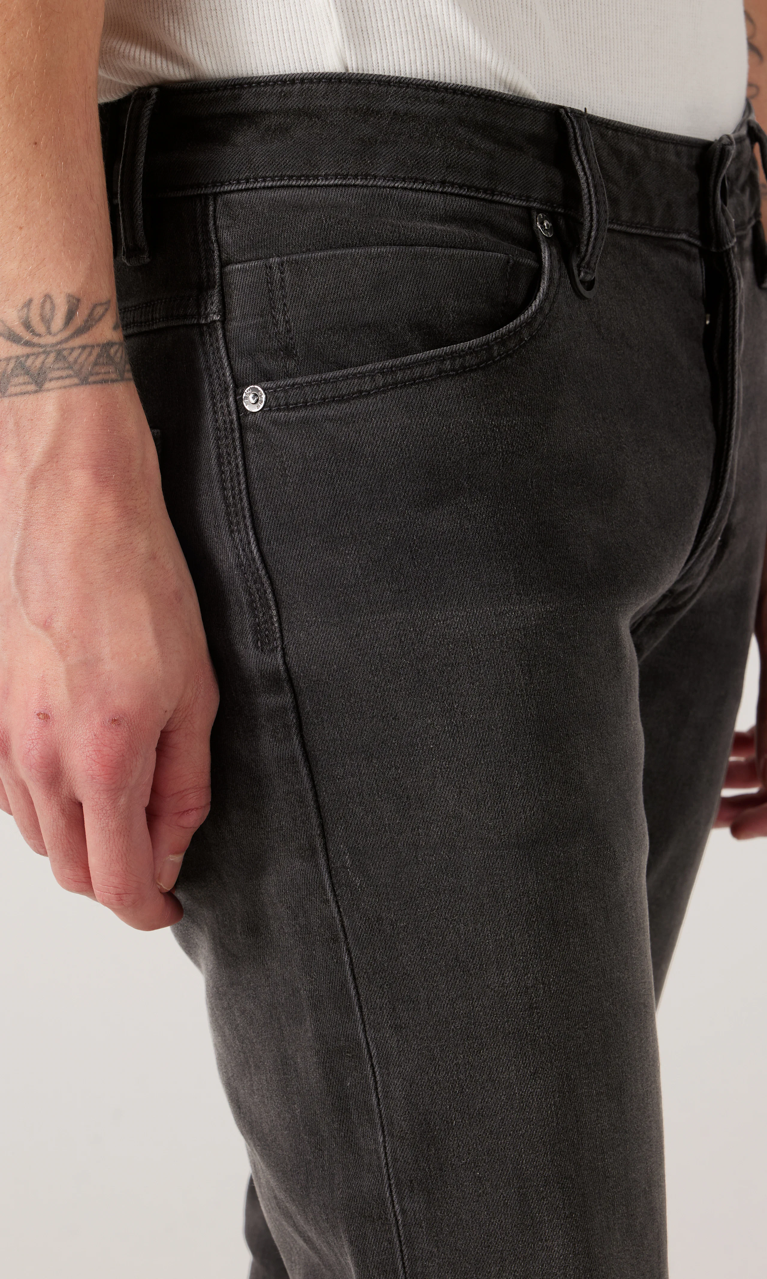Lou Slim Jeans. Detail 2. Model.