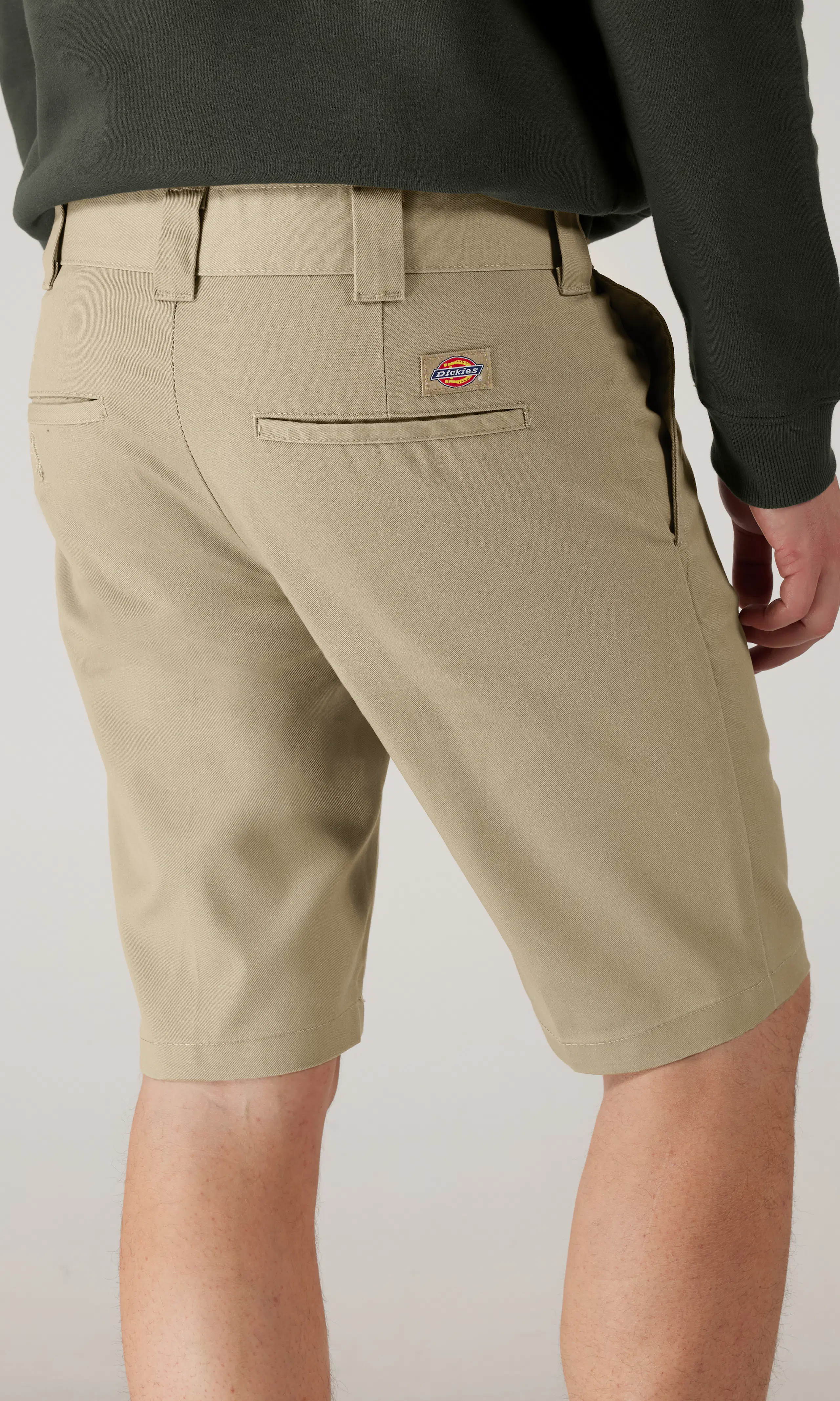 Slim Fit Beiget Shortsit. Back. Model.