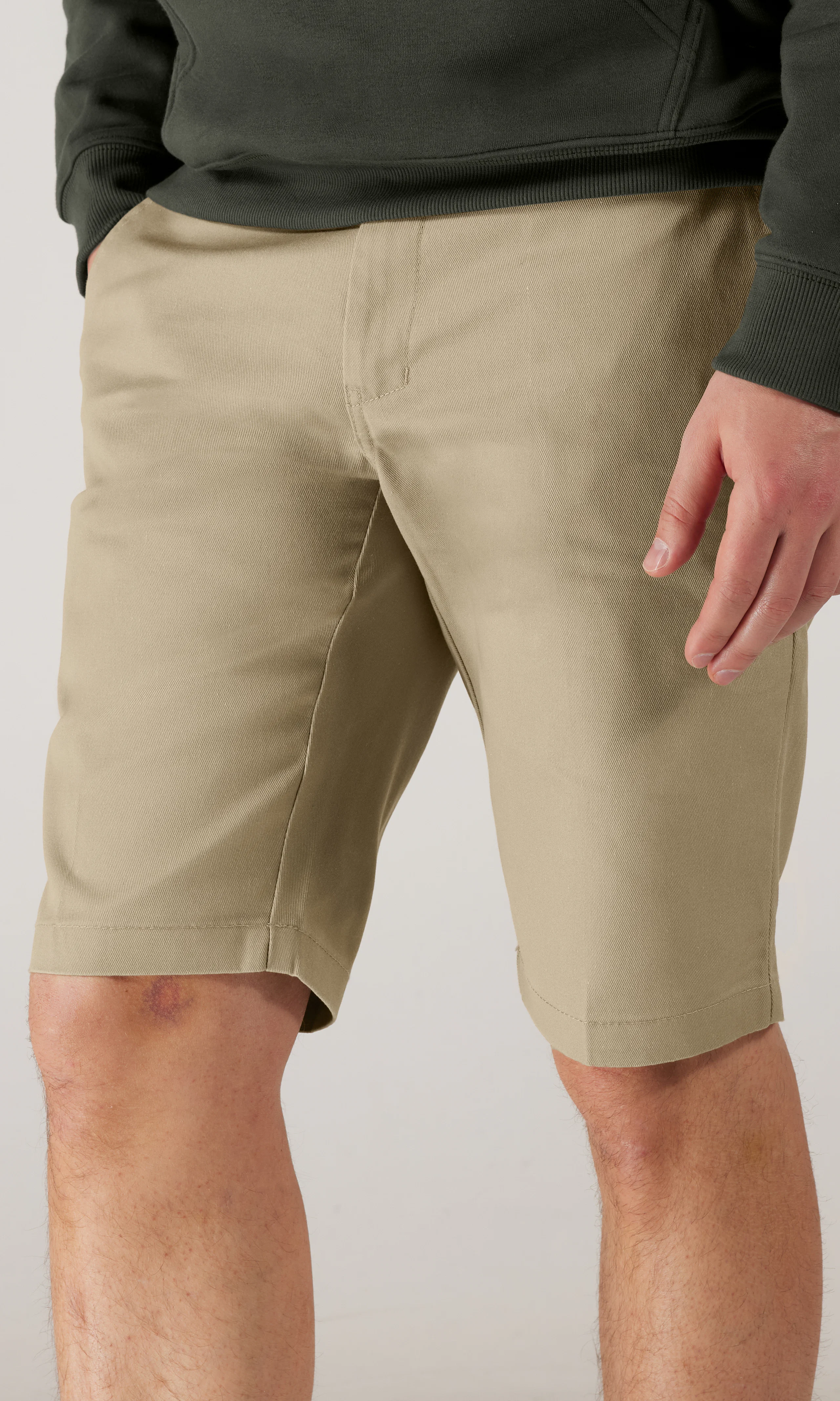Slim Fit Beiget Shortsit. Front. Model.
