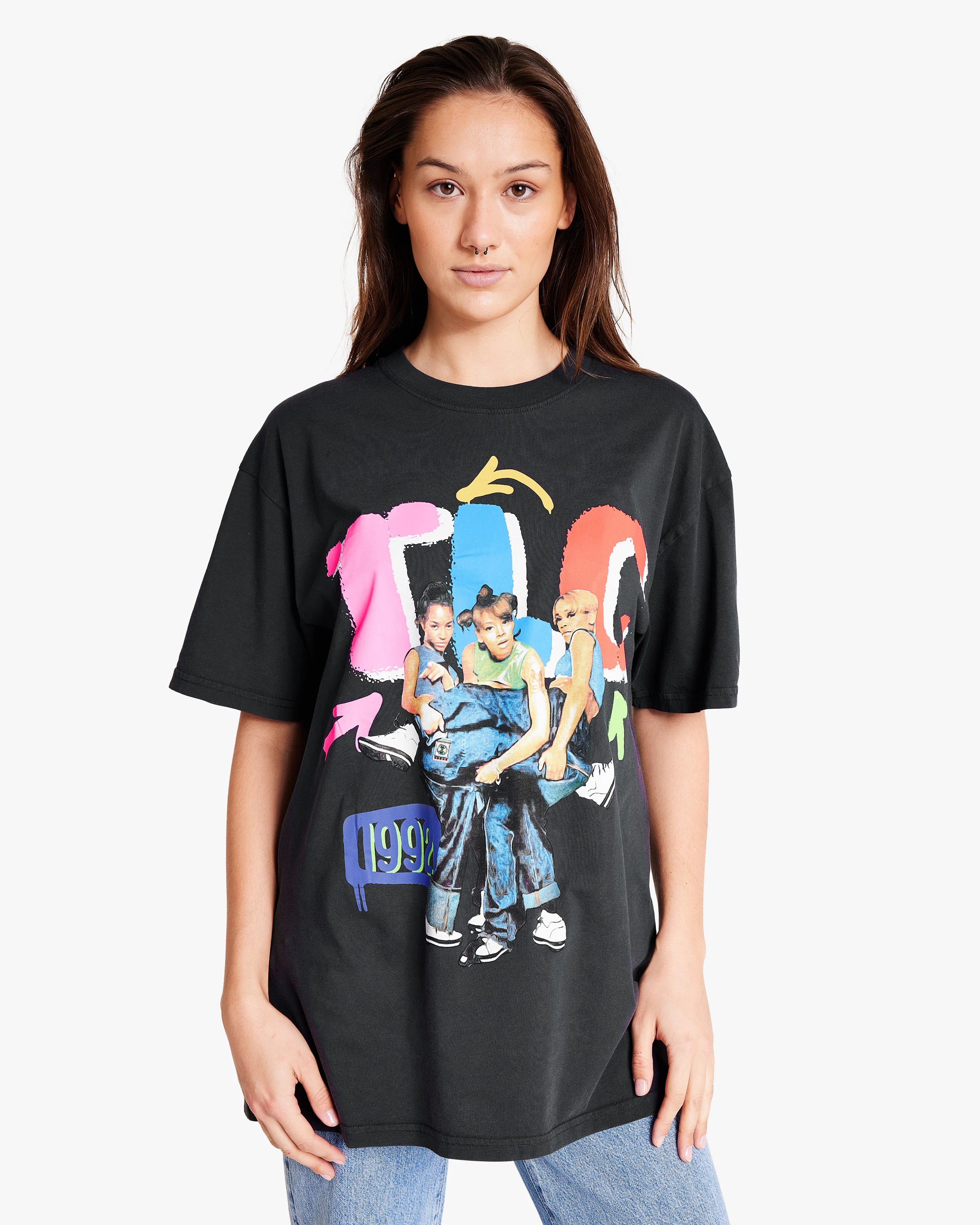 TLC Loose Fit T-Paita. Front 2. Model.
