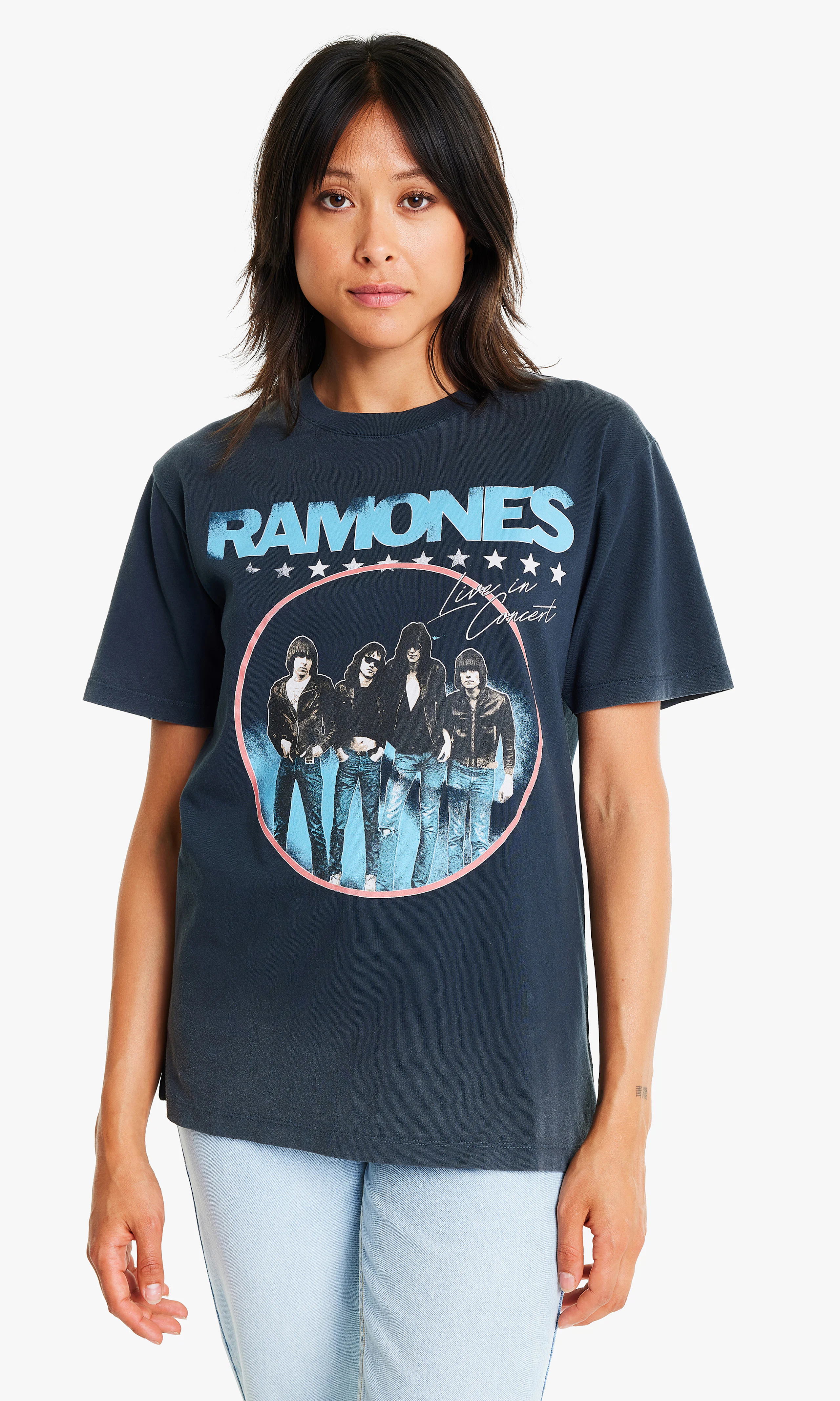 Ramones Standard Fit T-Skjorte. Front 2. Model.