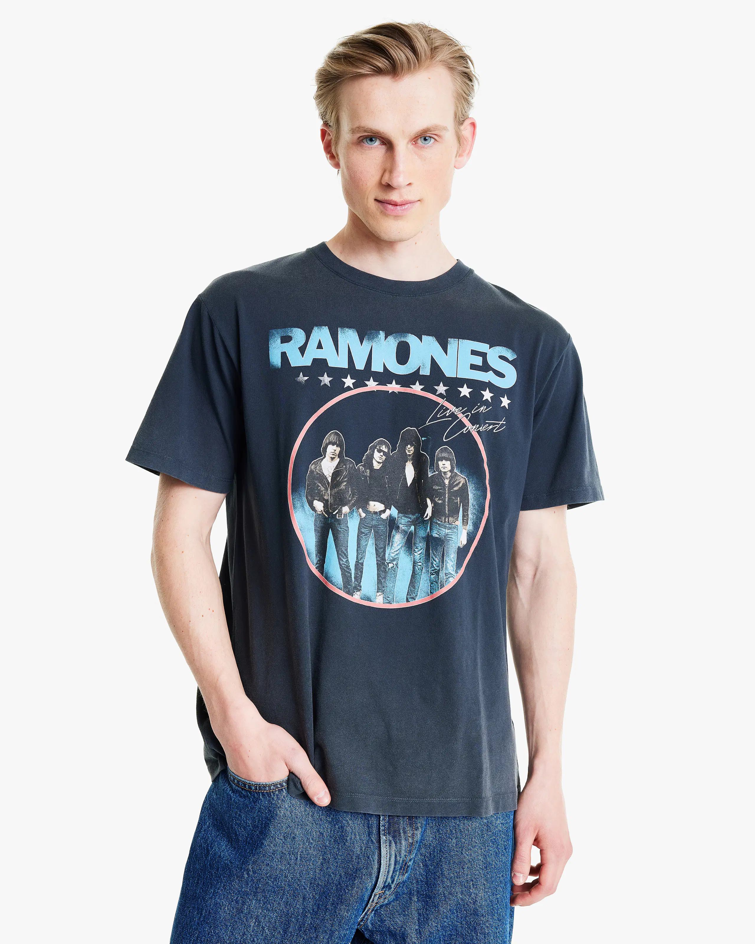 Ramones Standard Fit T-Skjorte. Front 1. Model.