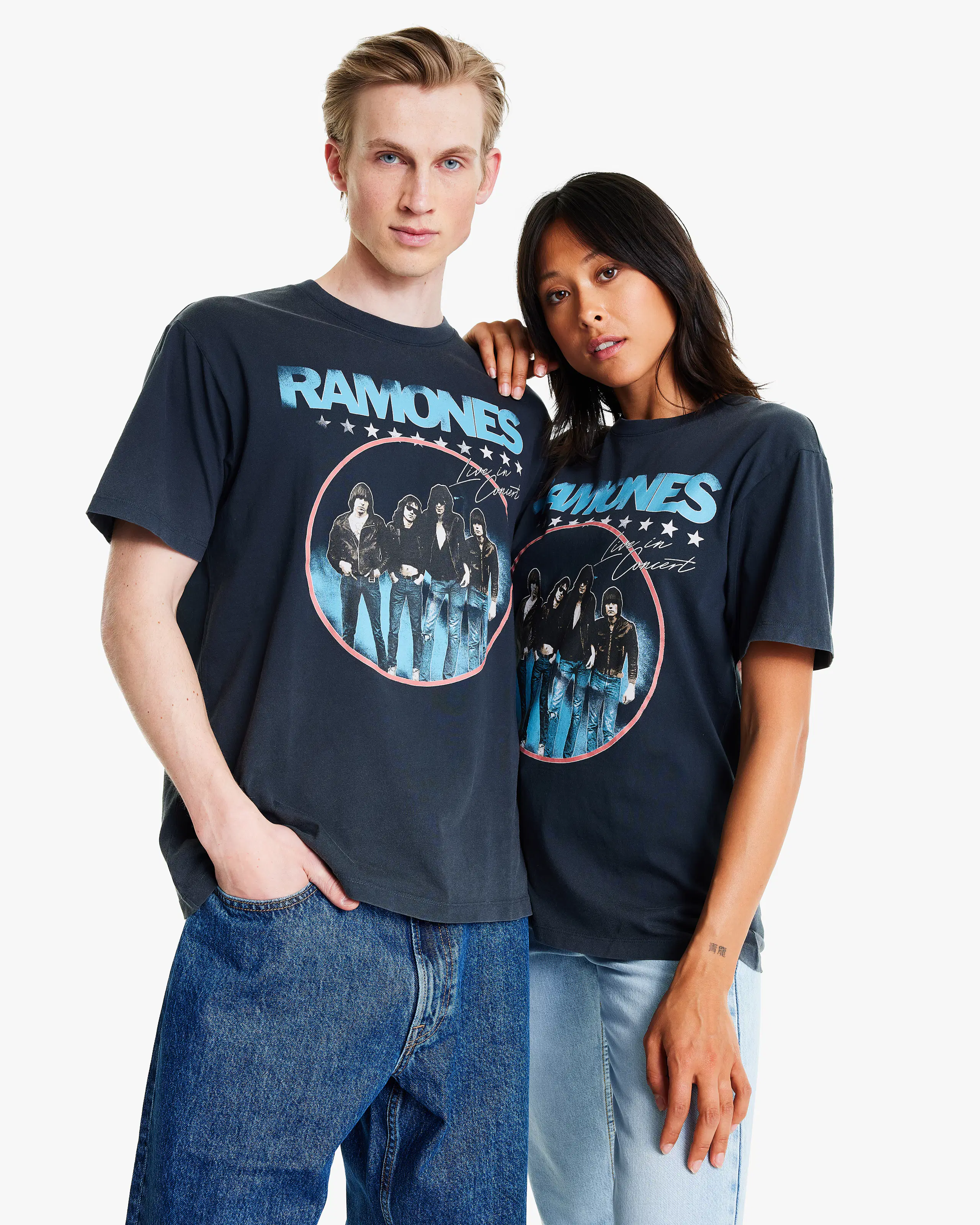 Ramones Standard Fit T-Skjorte. Front. Model.