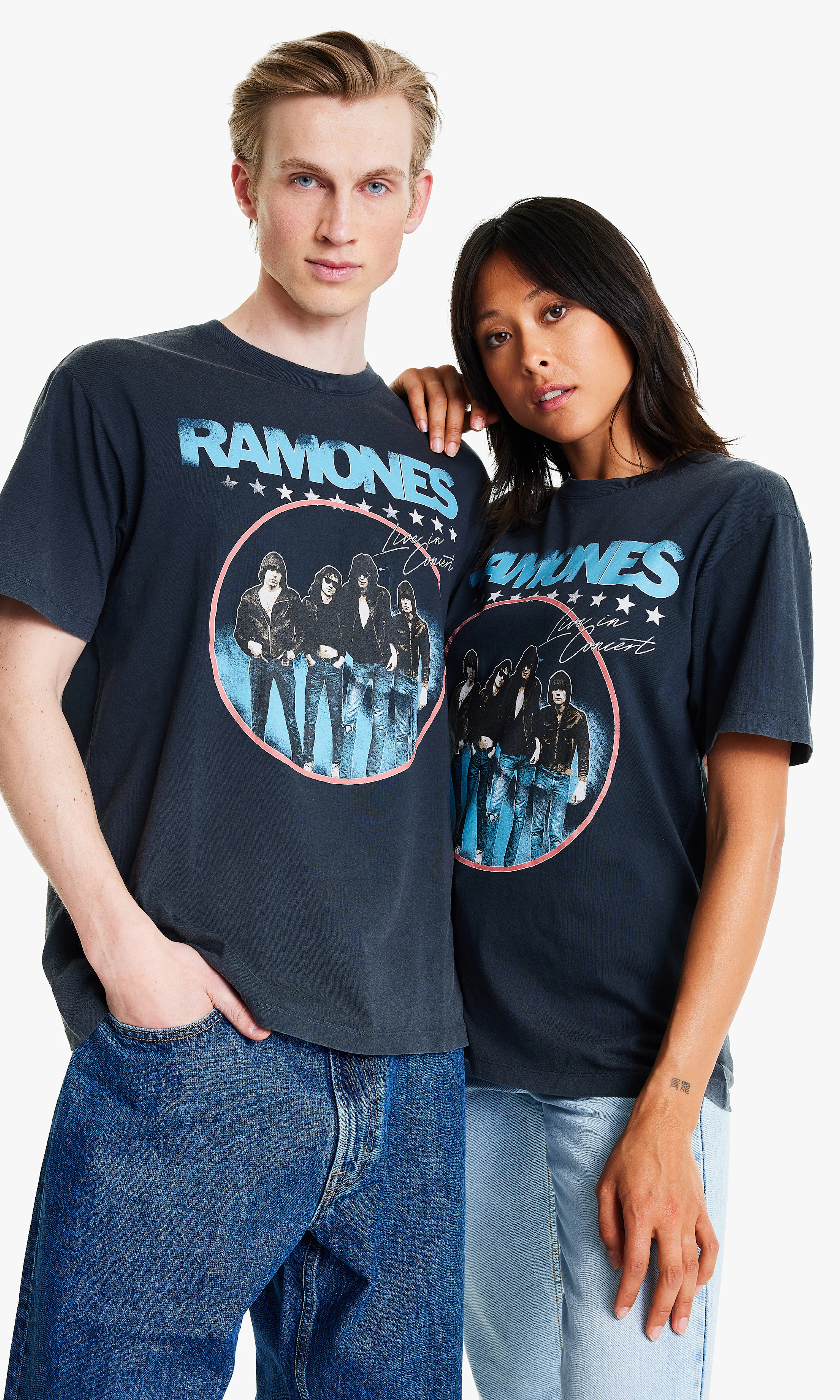 Ramones Standard Fit T-Skjorte. Front. Model.