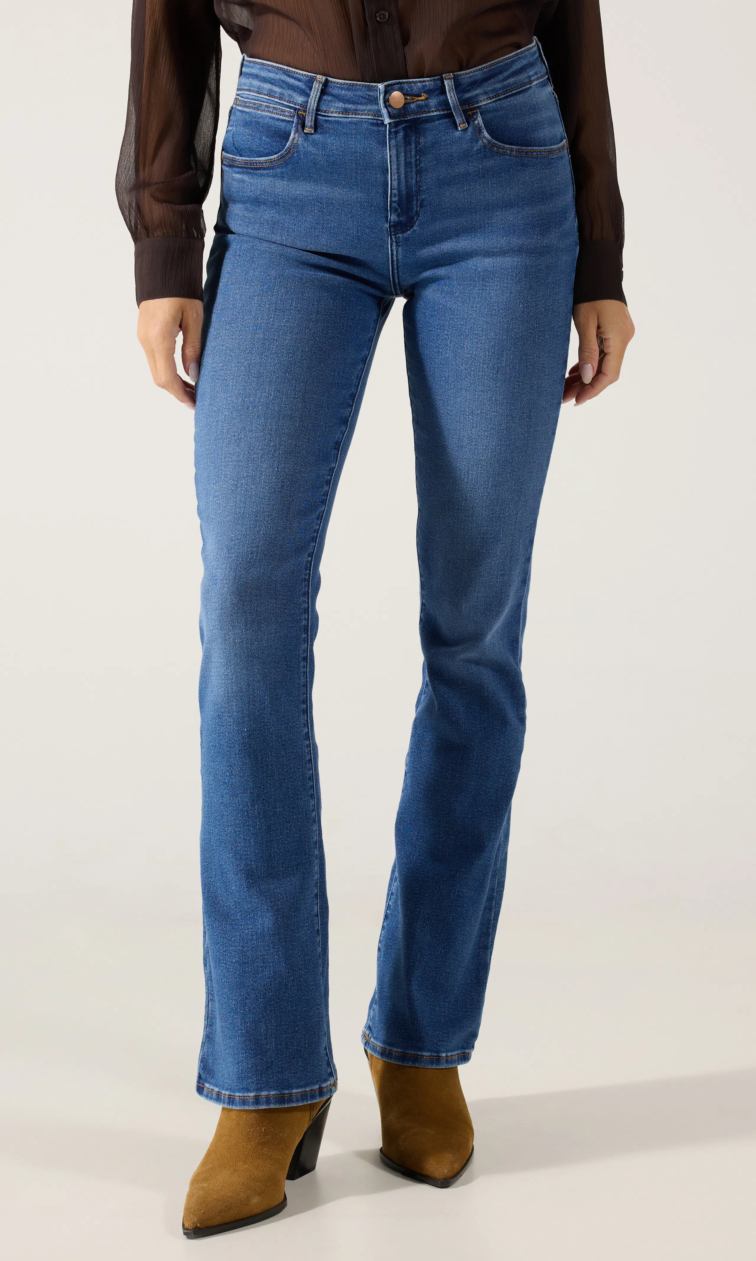 Dallas Medium Blå Jeans. Front. Model.