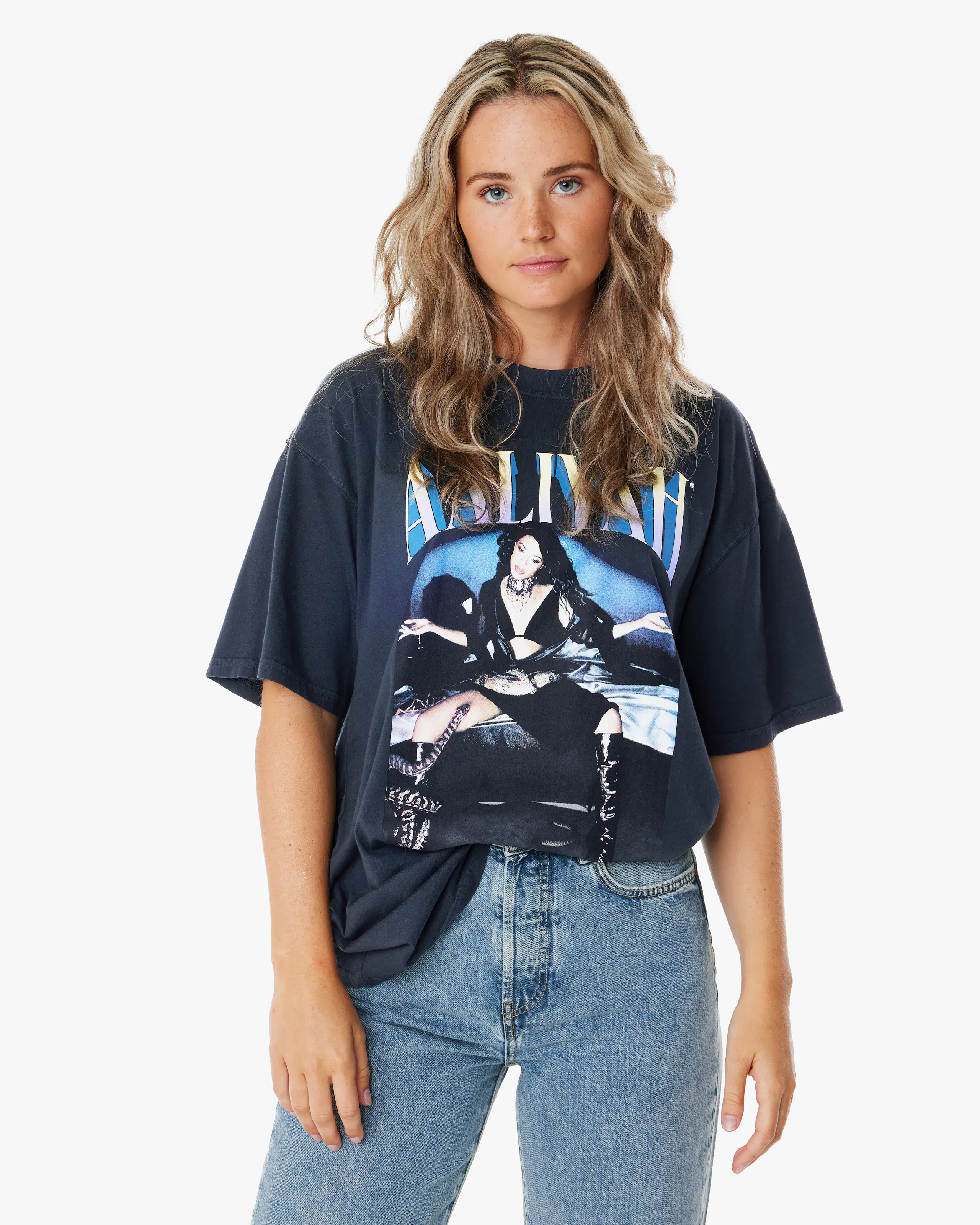 Aaliyah Loose Fit T-Skjorte. Front 1. Model.