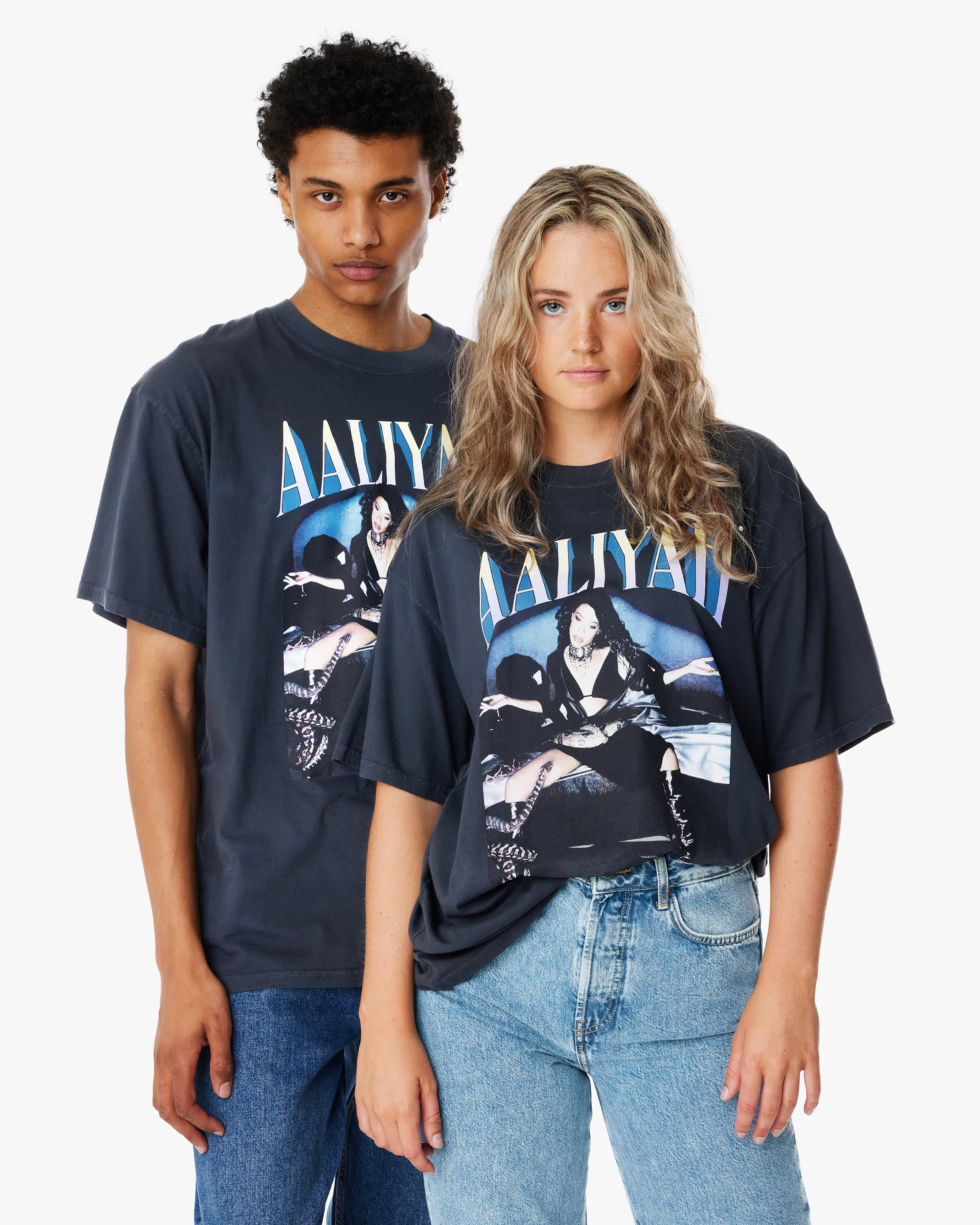 Aaliyah Loose Fit T-Skjorte. Front. Model.