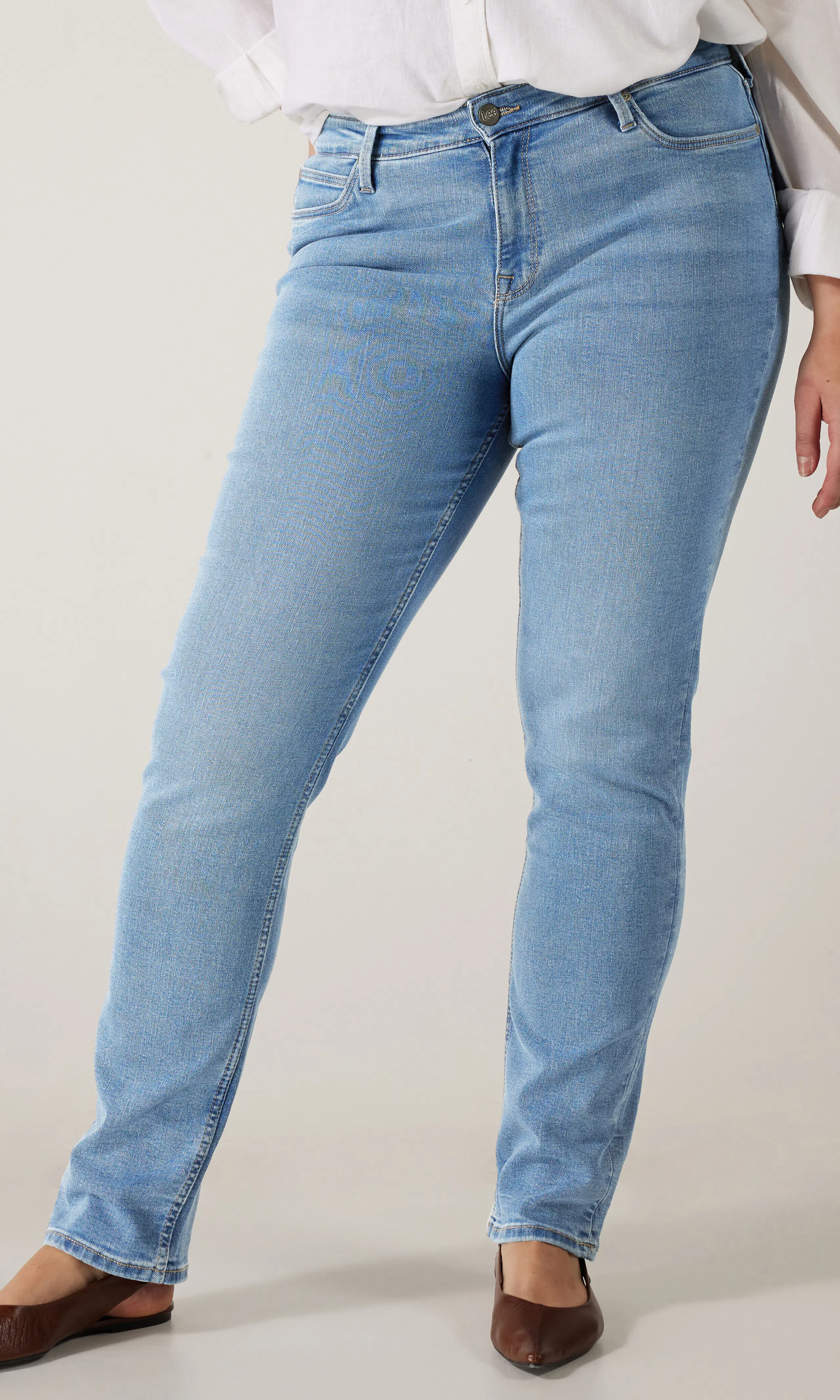 Marion Straight Lys Blå Jeans. Front. Model.