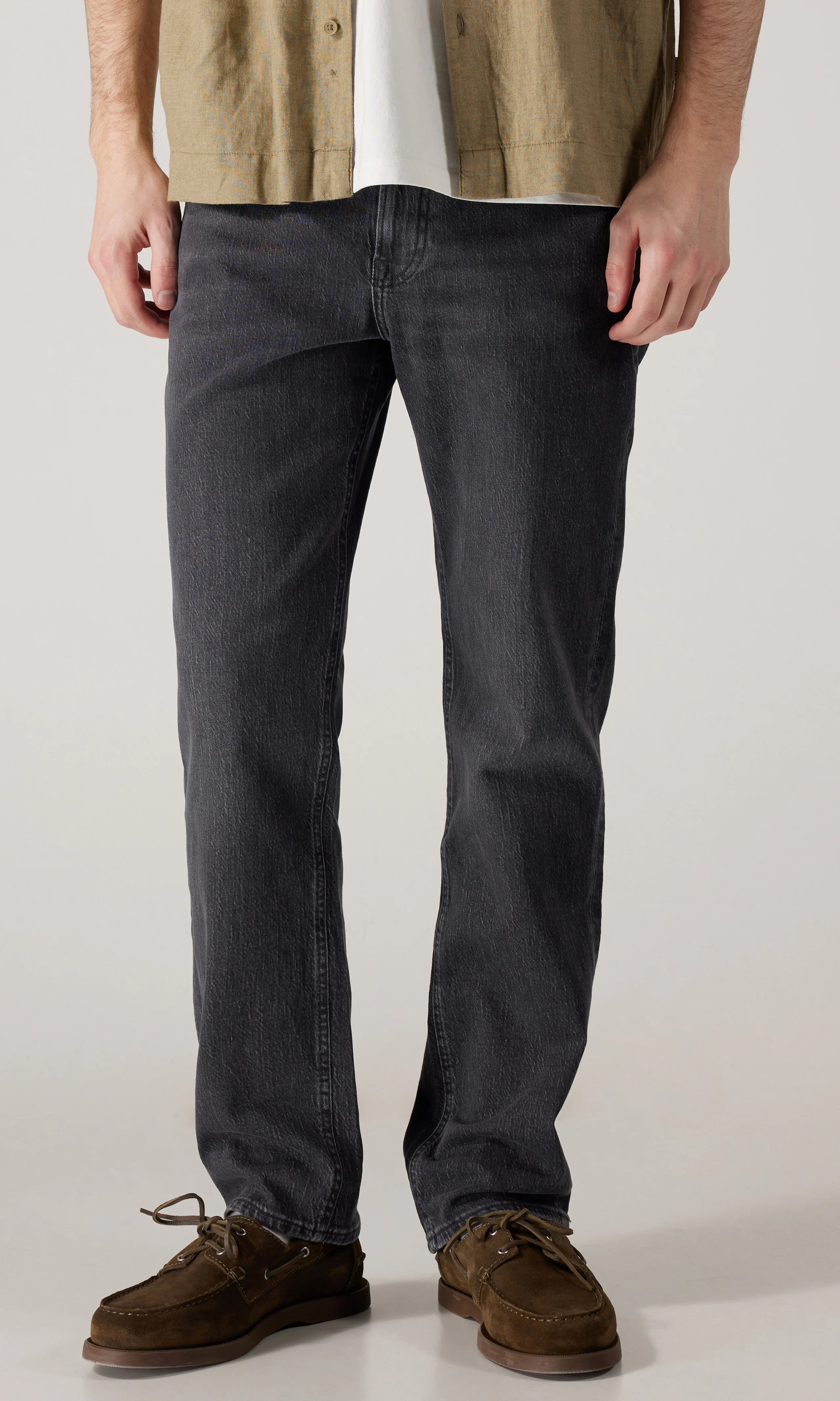 West Svarta Jeans. Front. Model.