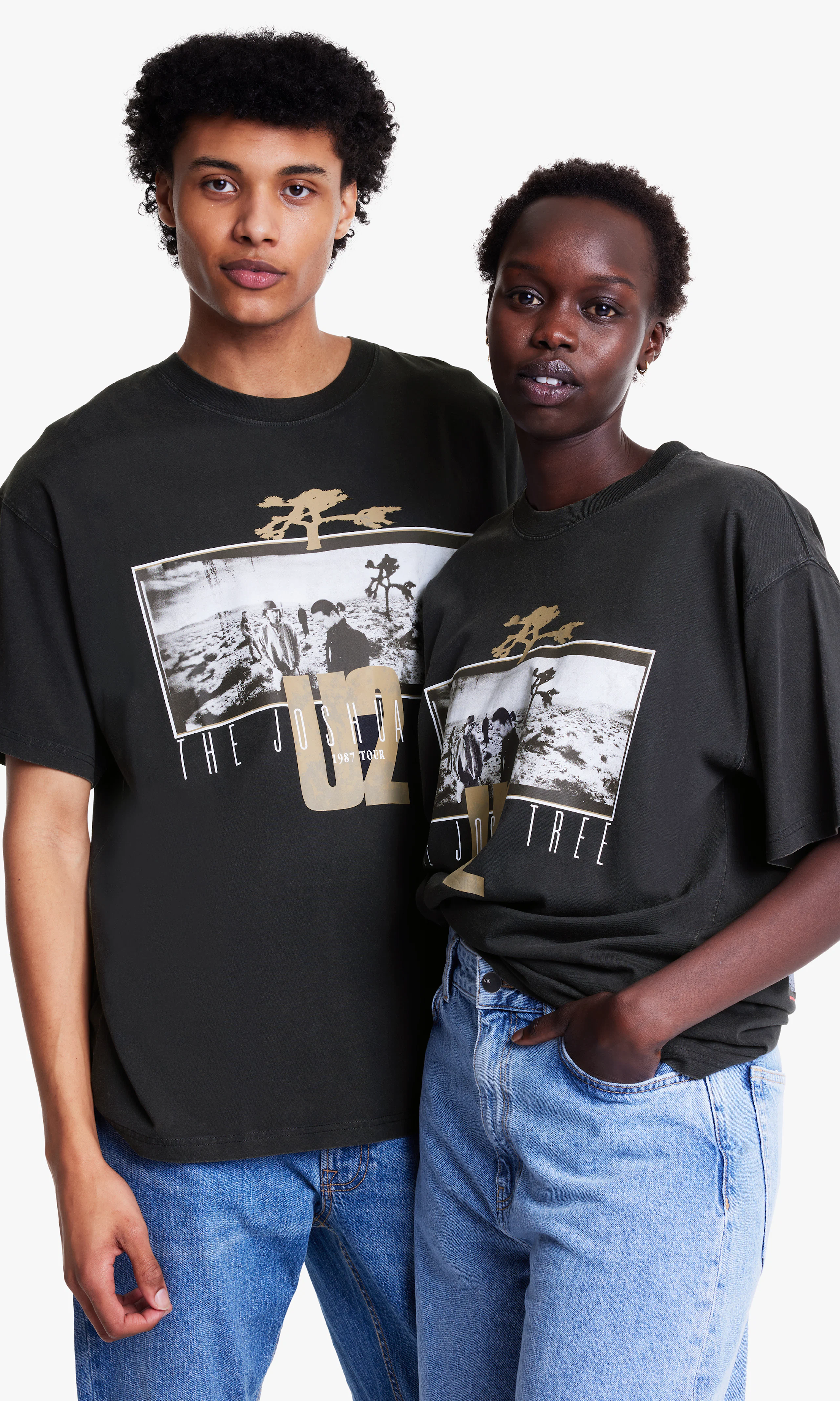 U2 Loose Fit T-Paita. Front. Model.