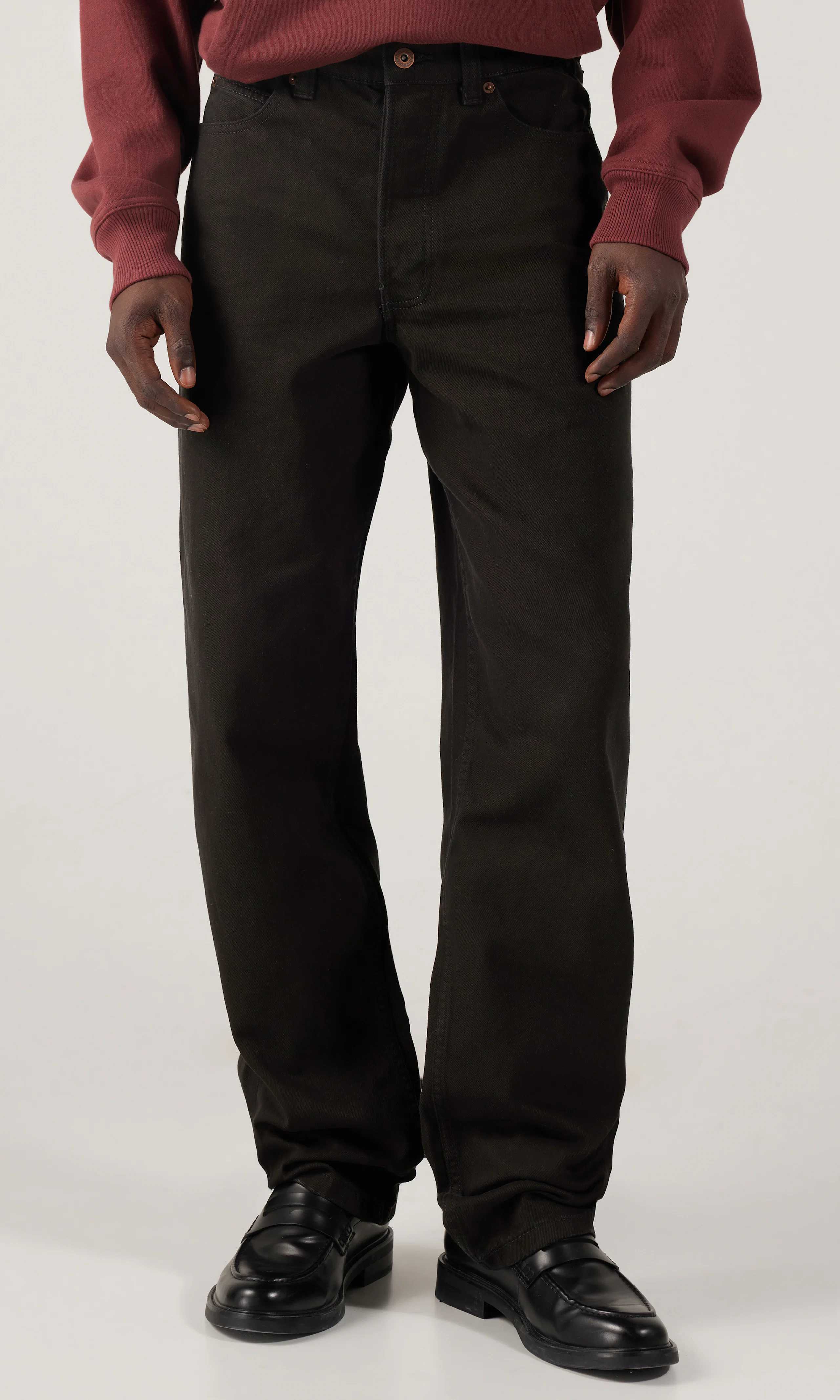 Thomasville Svarta Jeans. Front. Model.