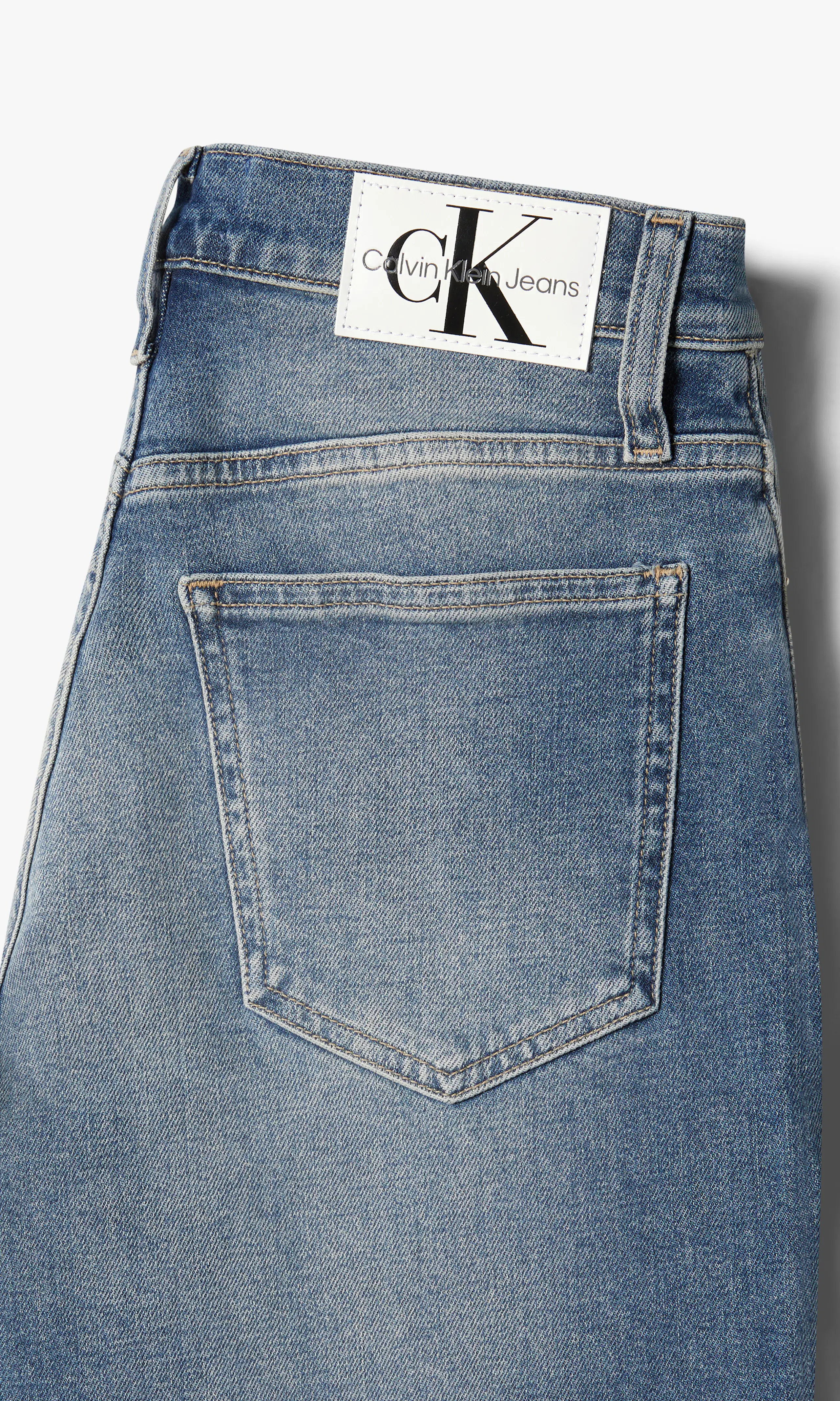 Mom Medium Blå Jeans. Detail 1. Flat.