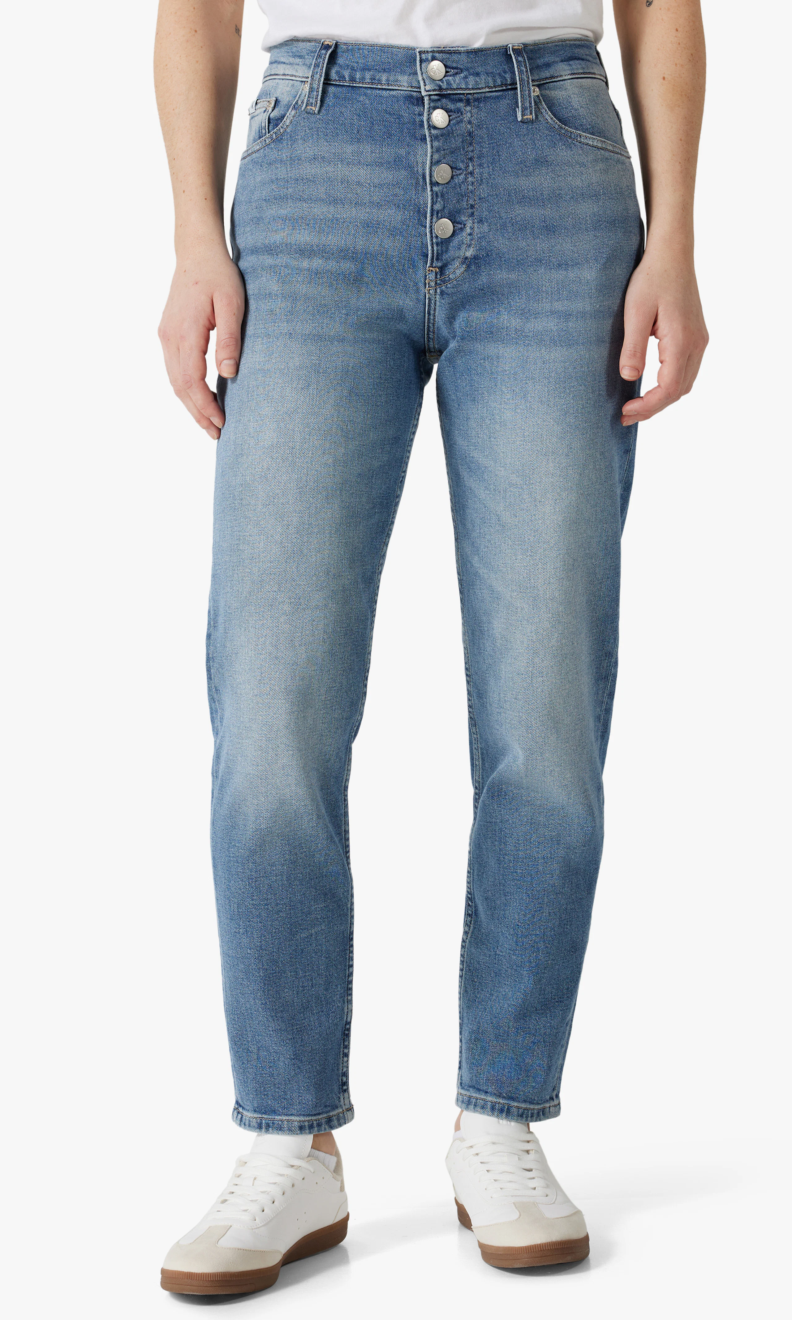 Mom Medium Blå Jeans. Front. Model.